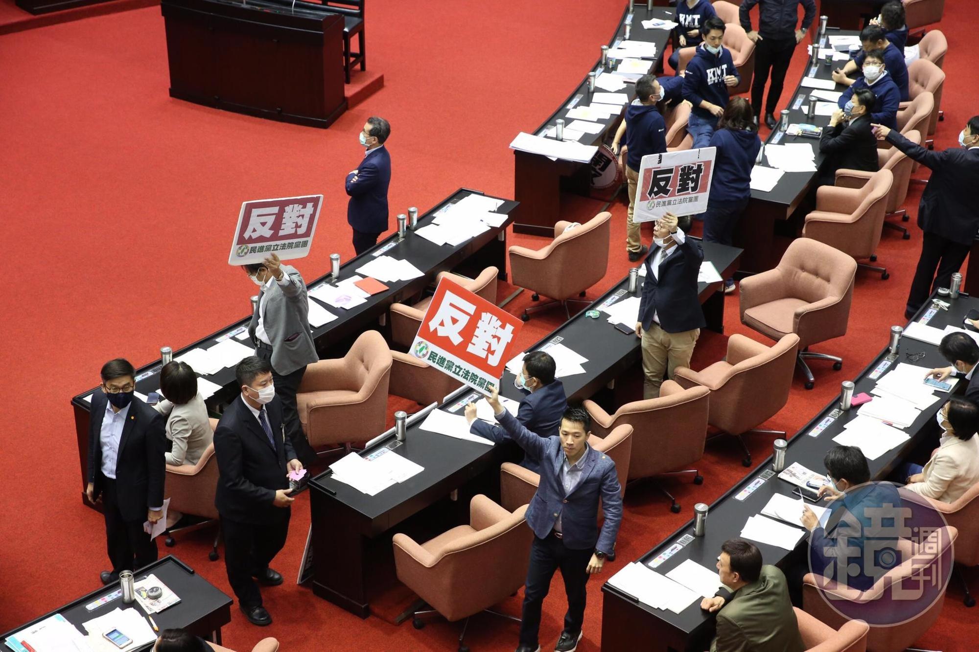民進黨立委挾席次優勢否決國民黨的相關提案。