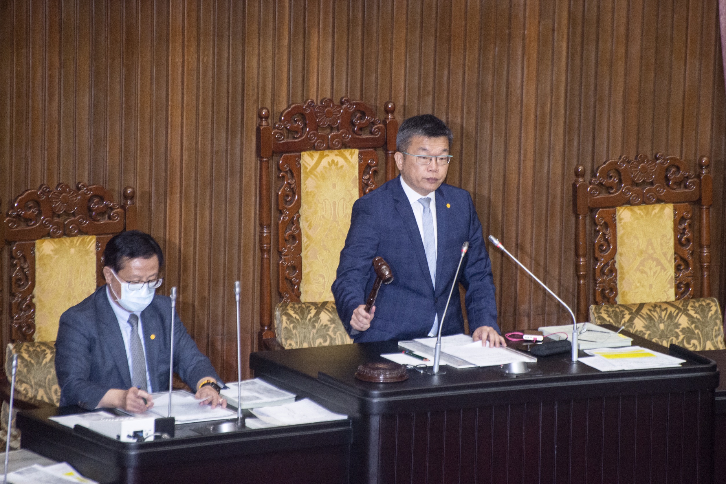 立法院三讀《嚴重特殊傳染性肺炎防治及紓困振興特別條例》修正案,增加特別預算規模至2100億元。