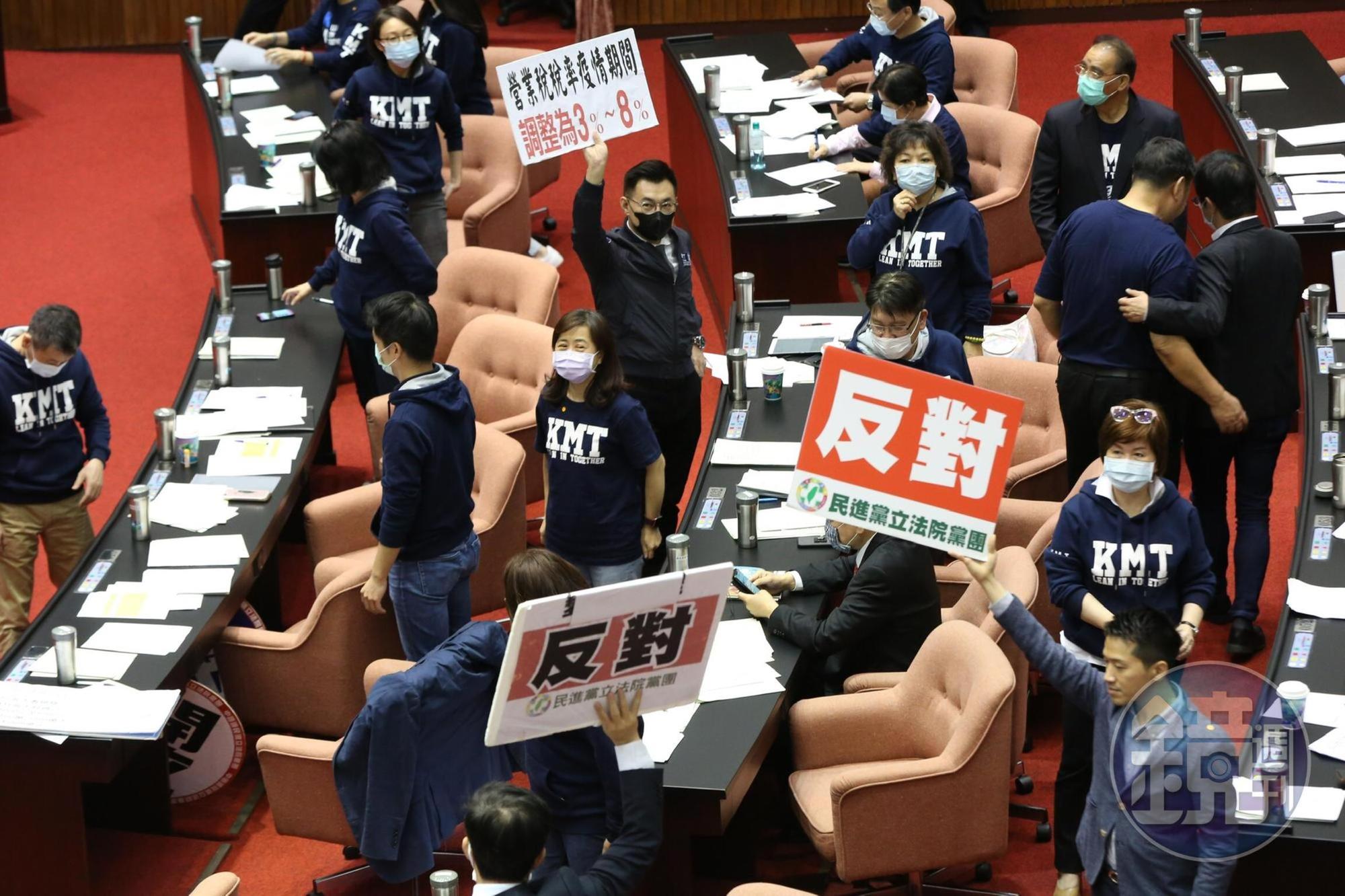 國民黨立委主張降營業稅等提案，都遭民進黨立委否決。