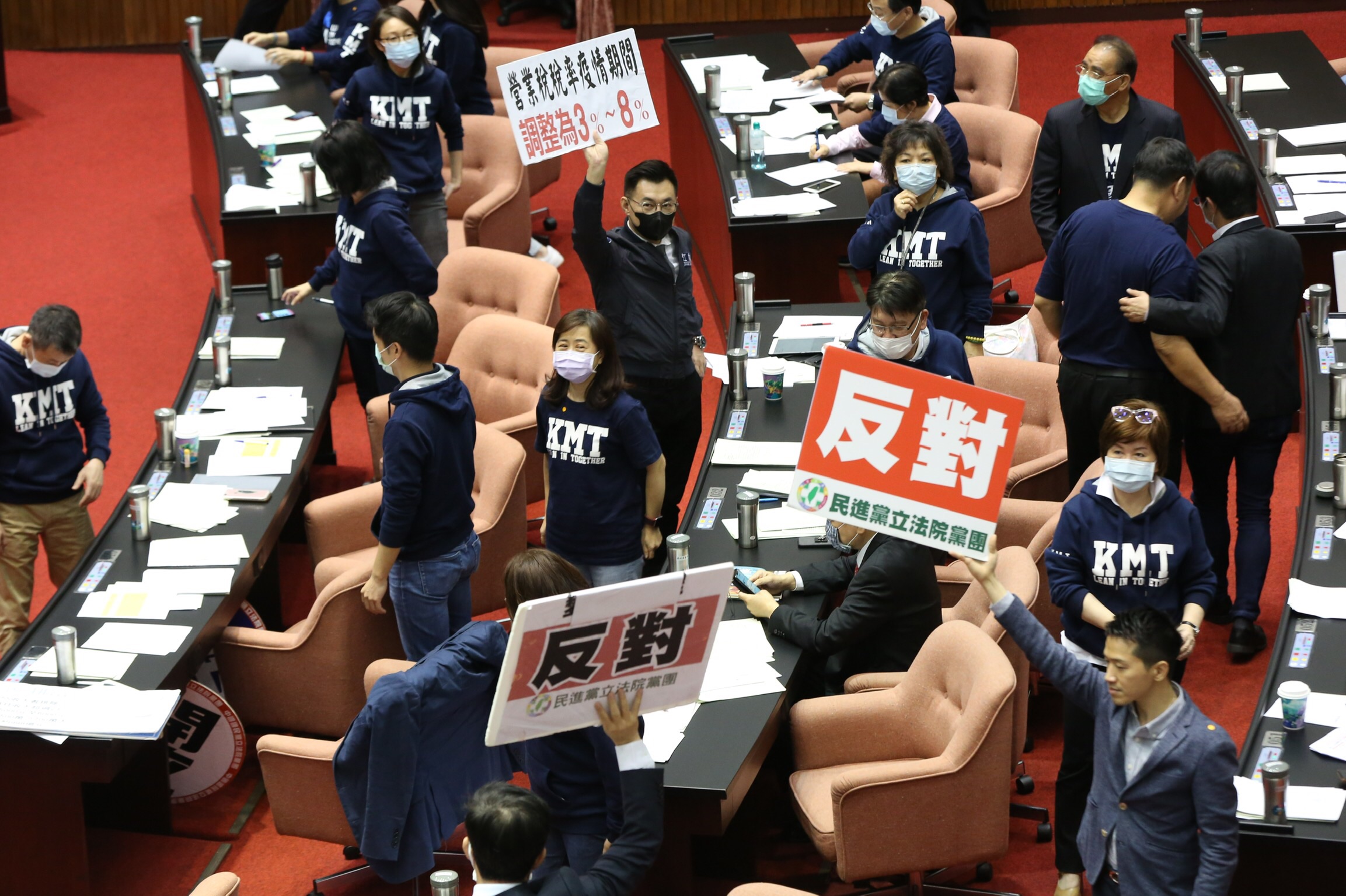 國民黨立委主張降營業稅等提案，都遭民進黨立委否決。