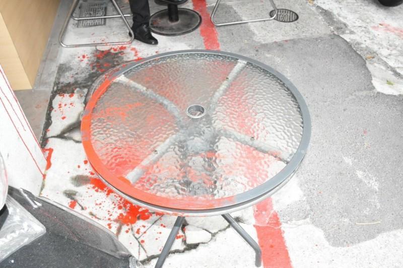 前香港銅鑼灣書店店長林榮基今早遭到不明人士潑漆。(翻攝畫面)
