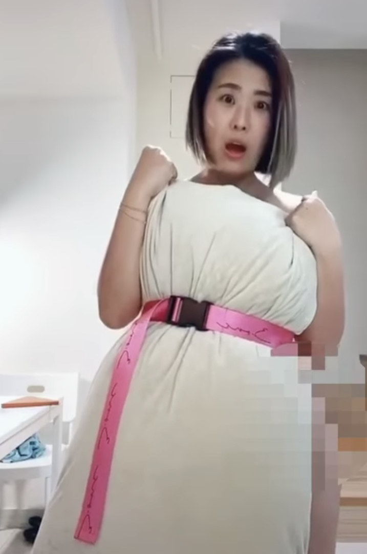 網紅木星挑戰枕頭時尚失敗，意外走光。（圖/翻攝自木星臉書）