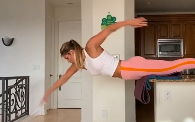 俄羅斯游泳女將伊菲莫娃日前在IG貼出在家中「空氣乾泳」的自主訓練的影片，讓網友驚呼「太強了」！（翻攝自pryanya93 IG）