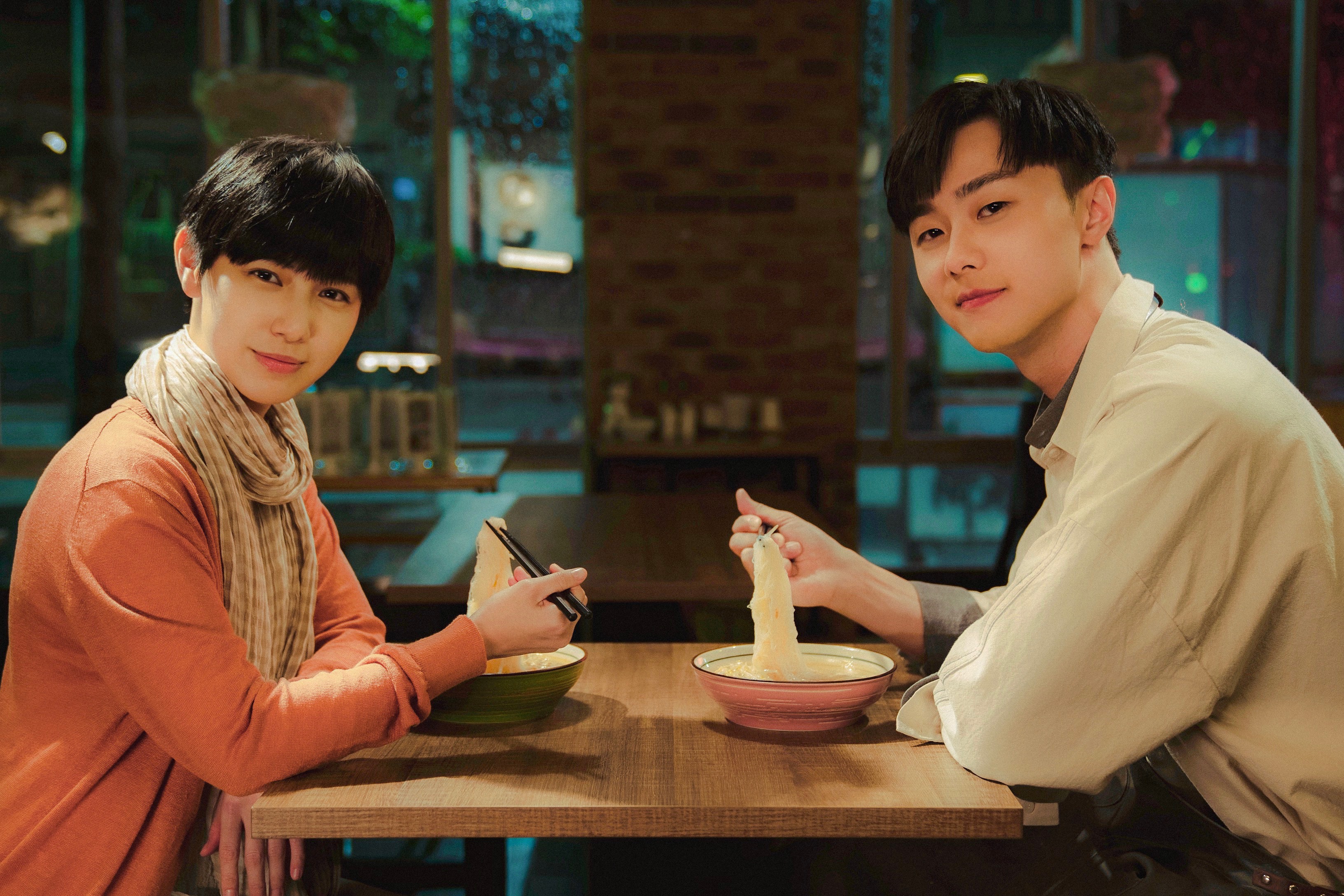 MV中的施柏宇和魏嘉瑩因緣際會認識後，常在深夜碰面互相加油打氣。（小魏工作室提供）