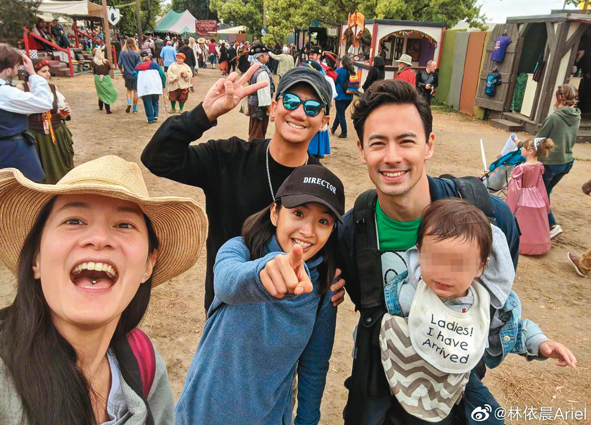 林依晨（前排中）之前貼出跟老公（戴墨鏡者）出遊的照片，但不是去充電，是忙著「造人」。他們打算進行人工受孕，不過由於疫情關係計畫喊卡。左一為Janet。（翻攝自林依晨微博）