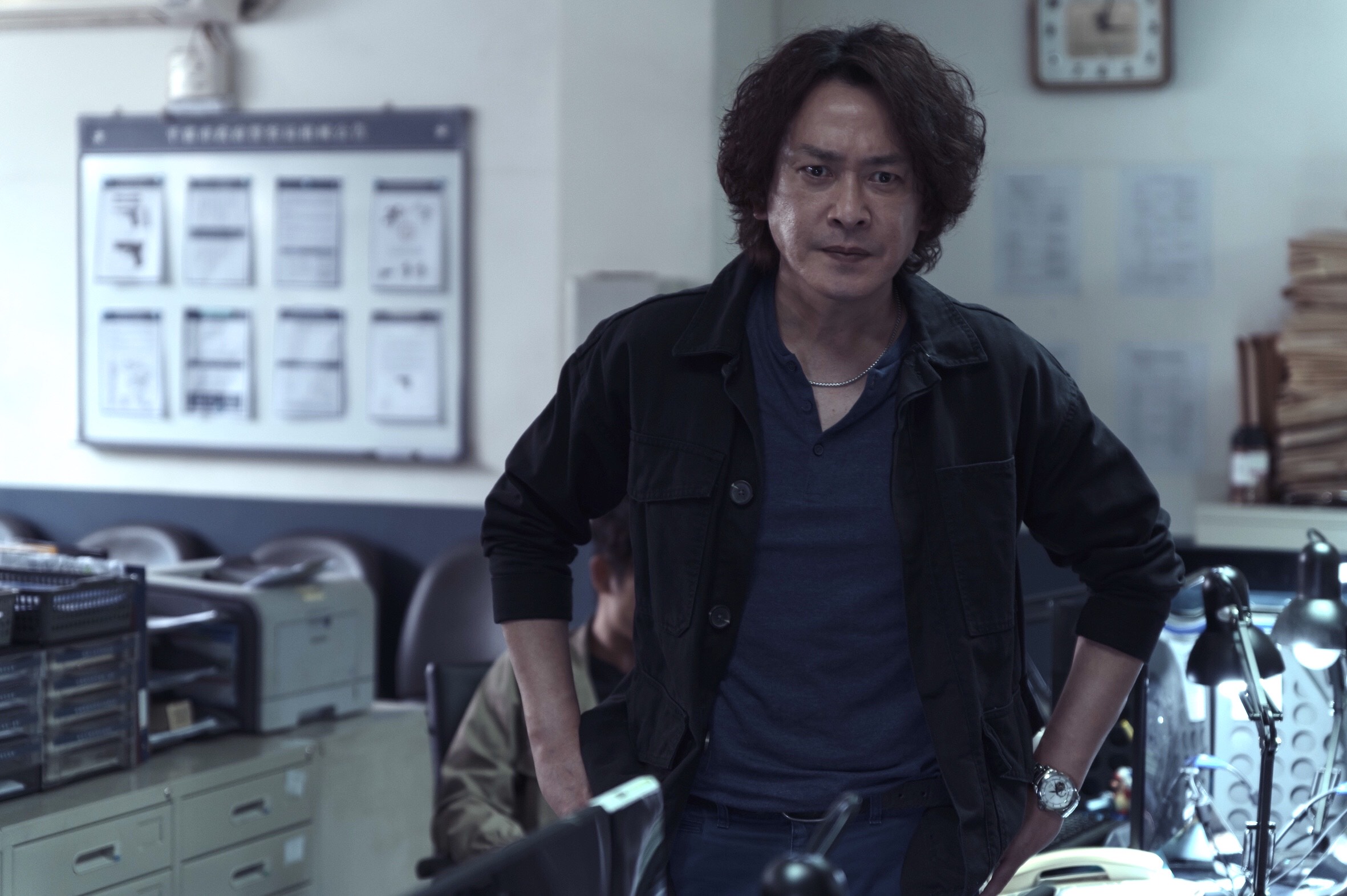 在《誰是被害者》飾演警察的王識賢偵辦案件屢遭媒體曝光,相當氣憤。(Netflix提供)