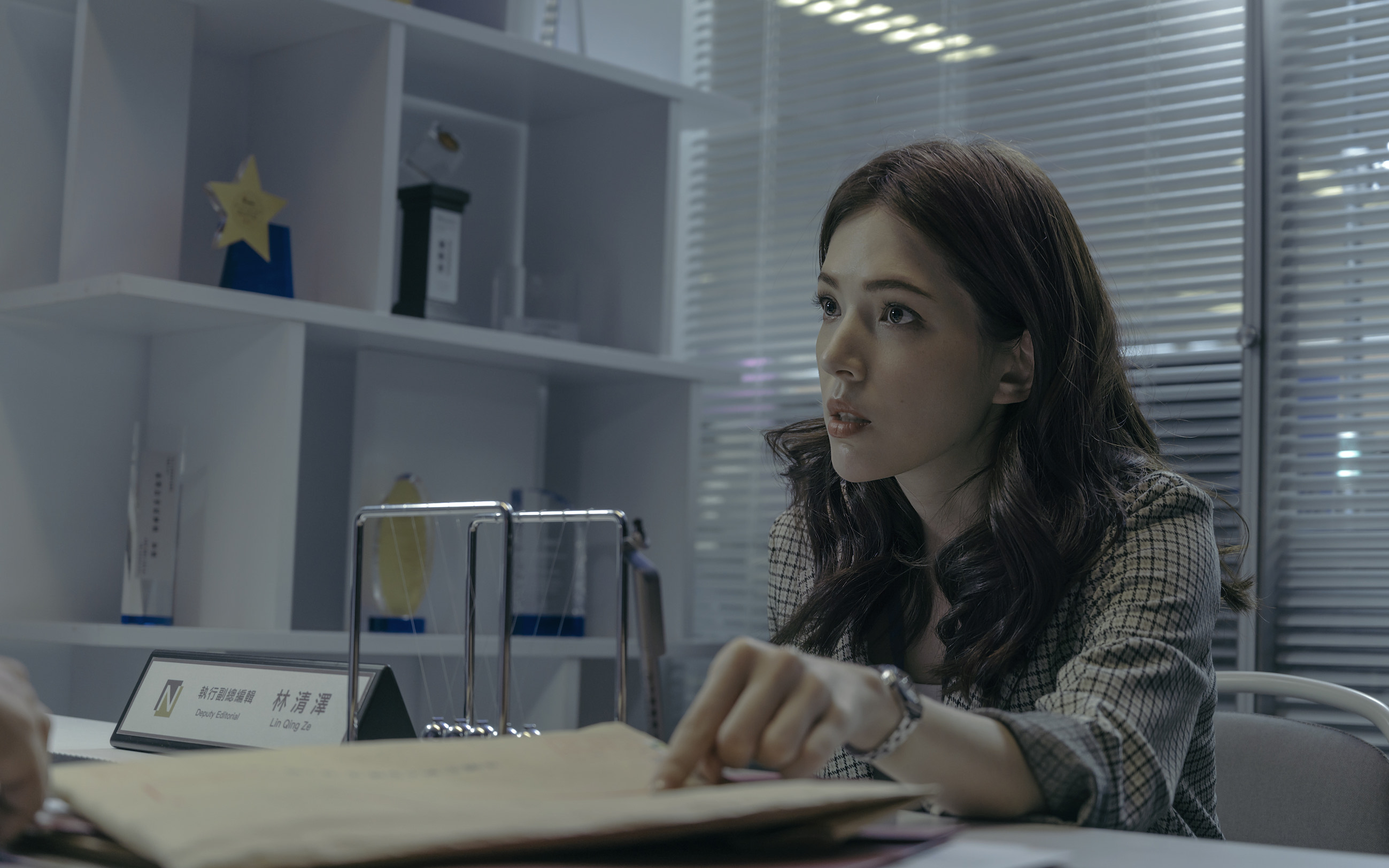 許瑋甯在《誰是被害者》中飾演嗜血記者。（Netflix提供）