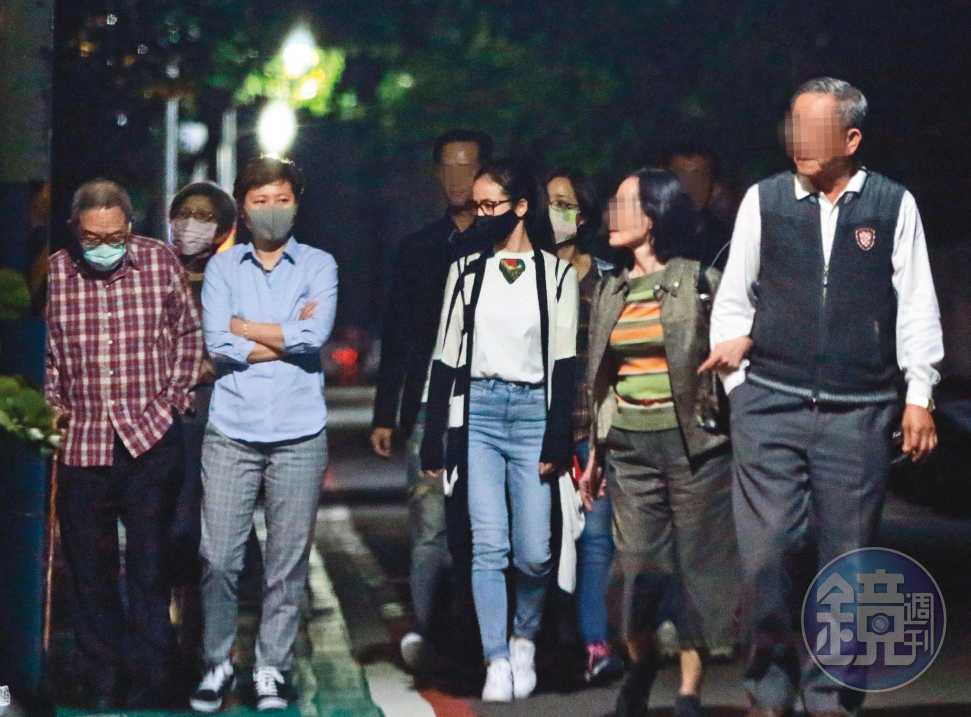 疫情期間,林依晨(左5)把握與家人的相處機會;她認為最容易卻也是最不容易的,就是陪伴。