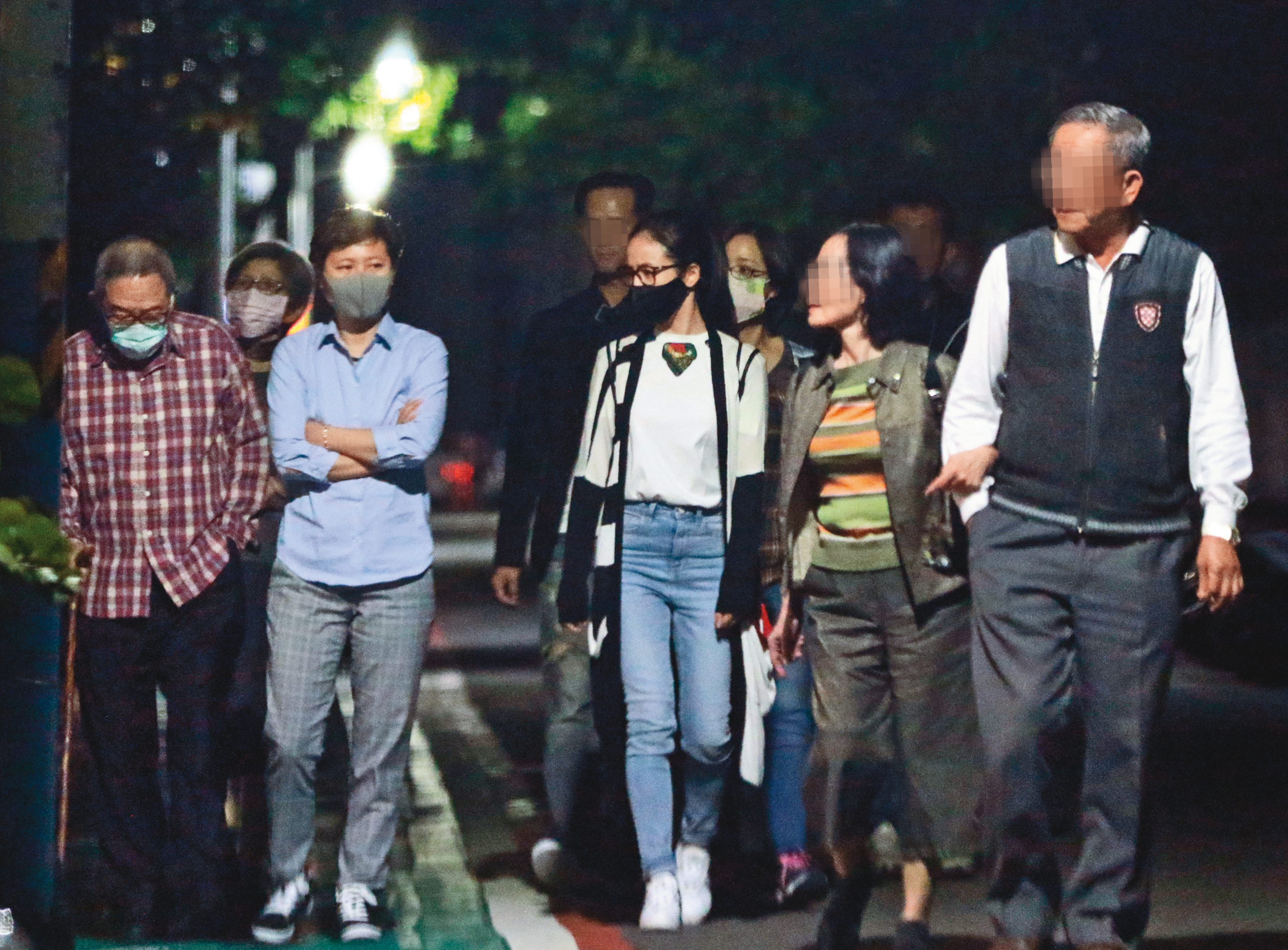 疫情期間，林依晨（左5）把握與家人的相處機會；她認為最容易卻也是最不容易的，就是陪伴。