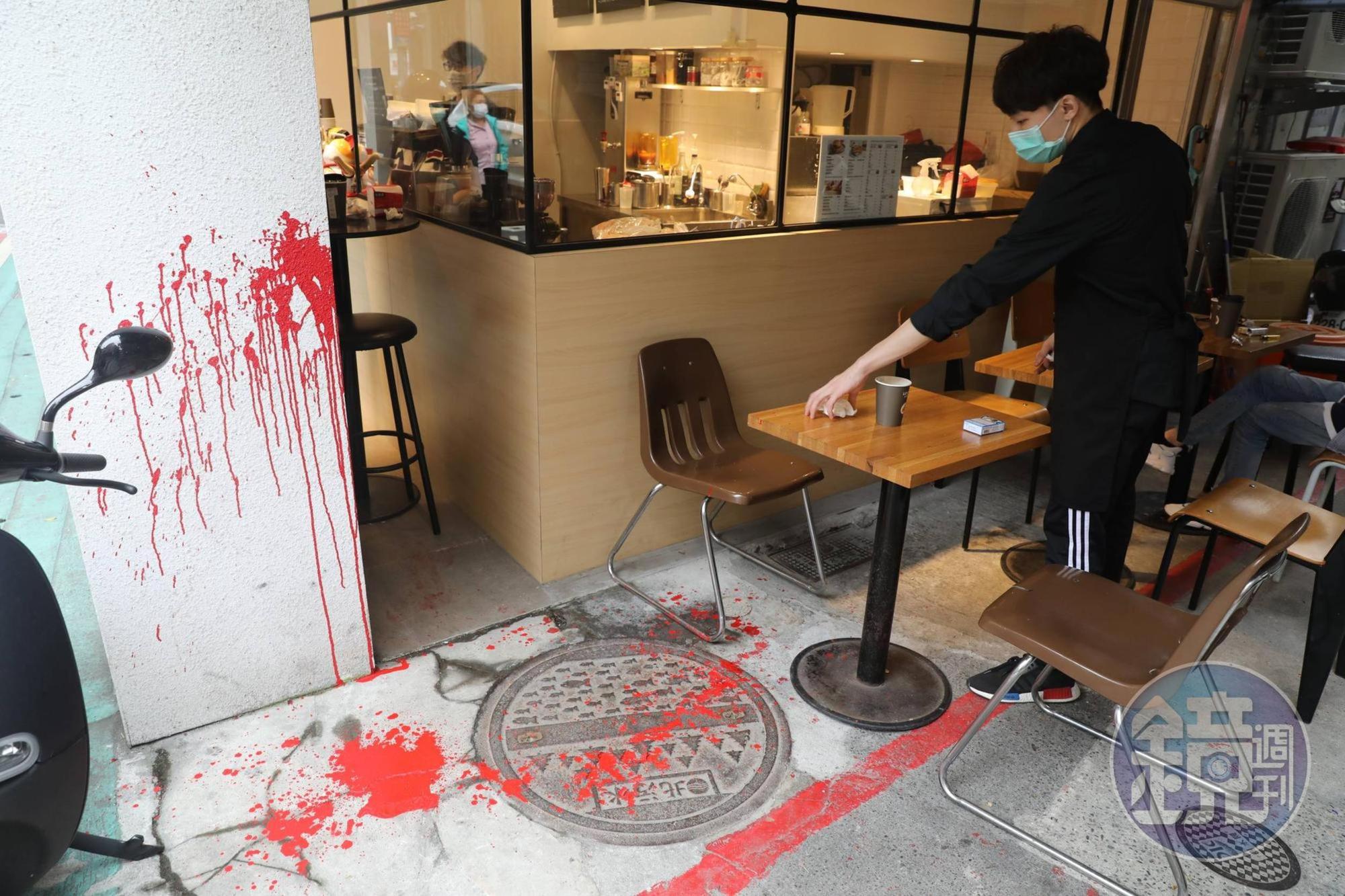 林榮基昨(21日)上午在中山區一家早餐店用早餐時,遭黑衣男持飲料杯潑灑紅漆。(本刊資料照)