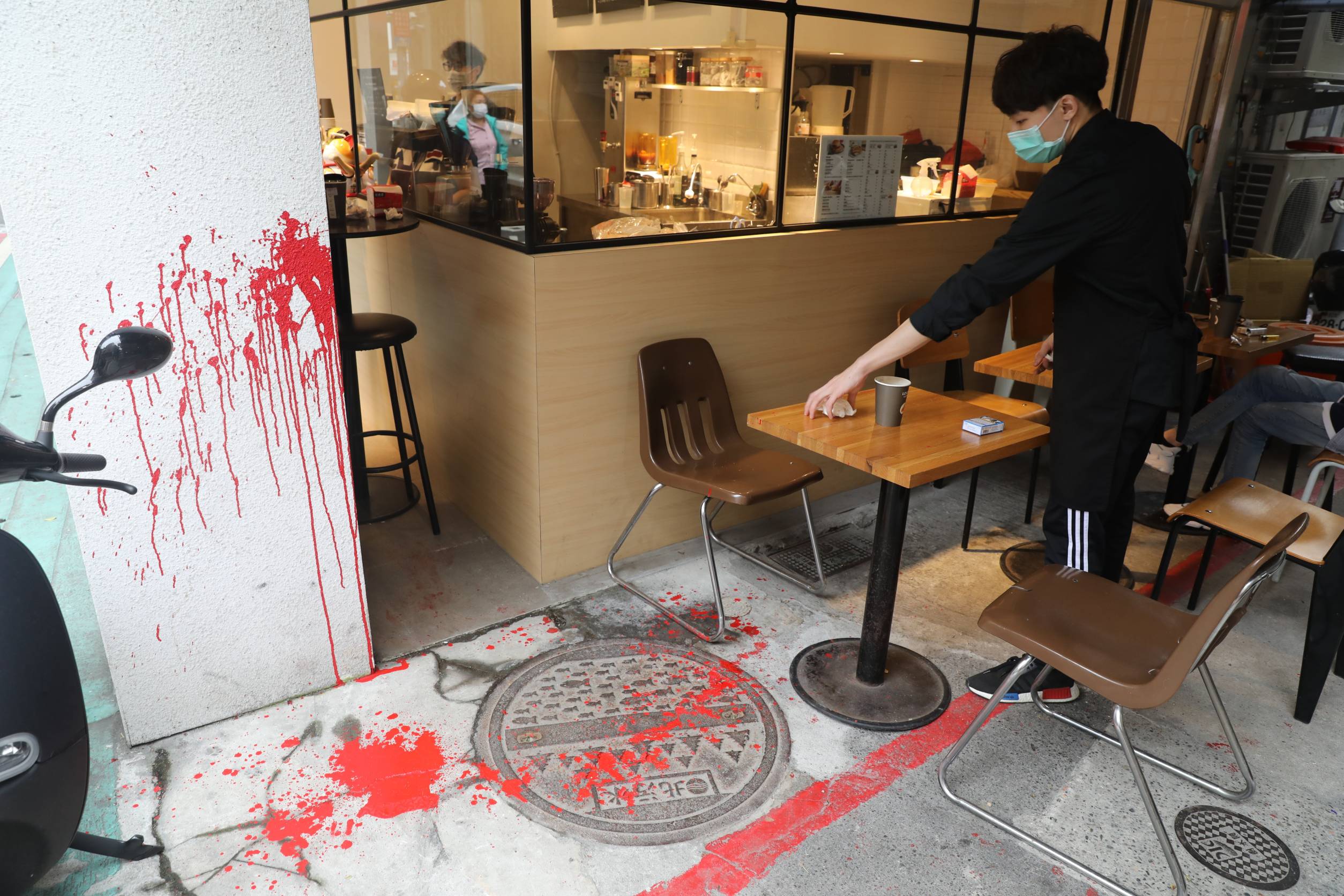 前香港銅鑼灣書店店長林榮基今早遭到不明人士潑漆。