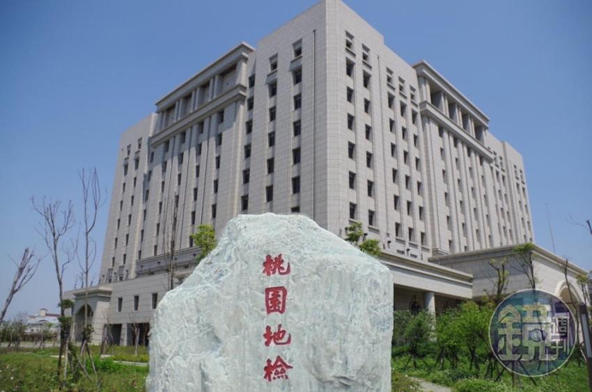 桃園地檢署（圖）查獲一名因販賣毒品及持有槍械的楊姓男子，羈押禁見後，男子卻自撞頭命危。（桃園地檢署網站）
