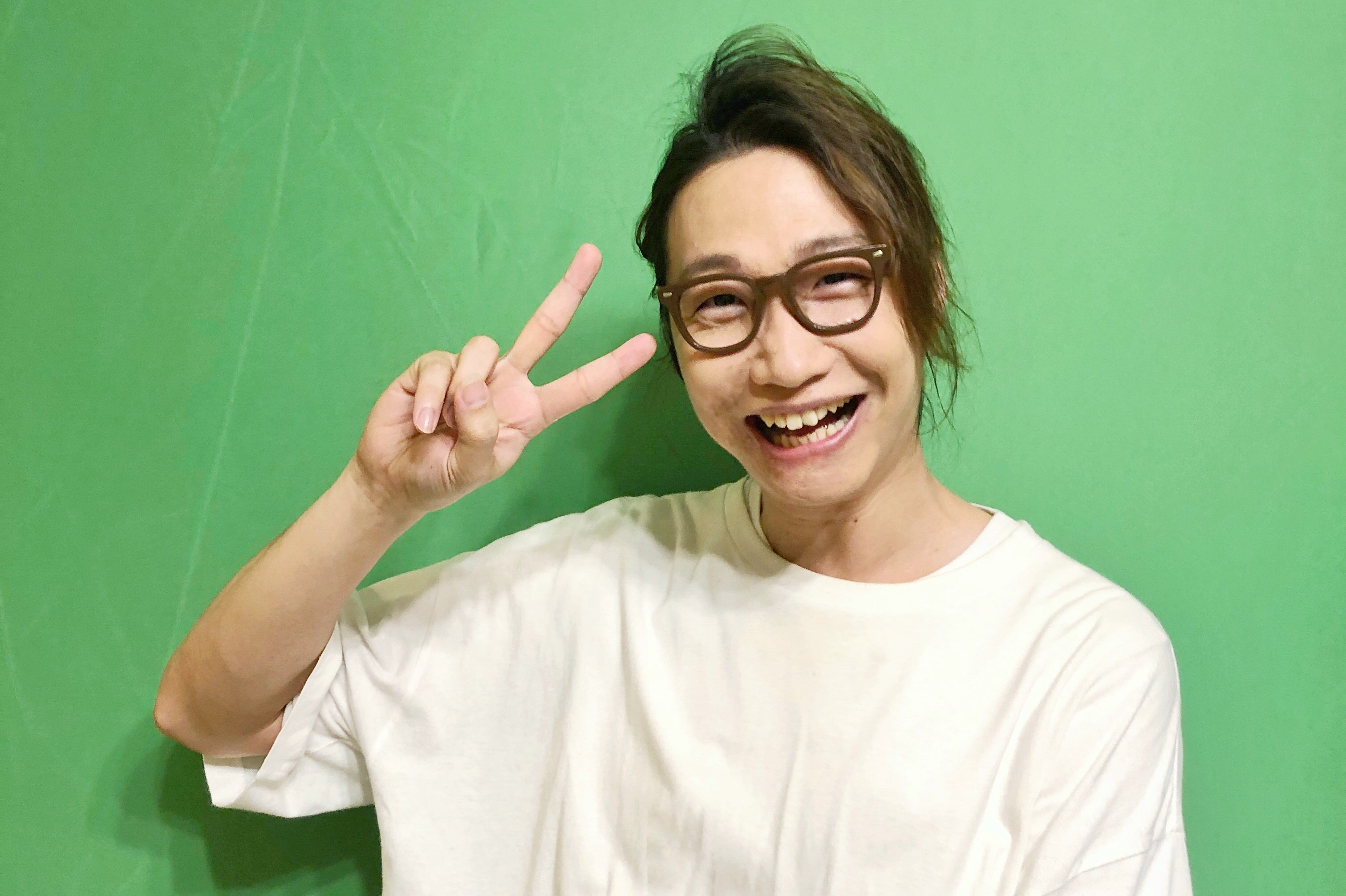 方Q亂入宇宙人〈要去高雄〉MV跨時空旅行，綠色背景板掉下來，打中他的頭。（相信音樂提供）