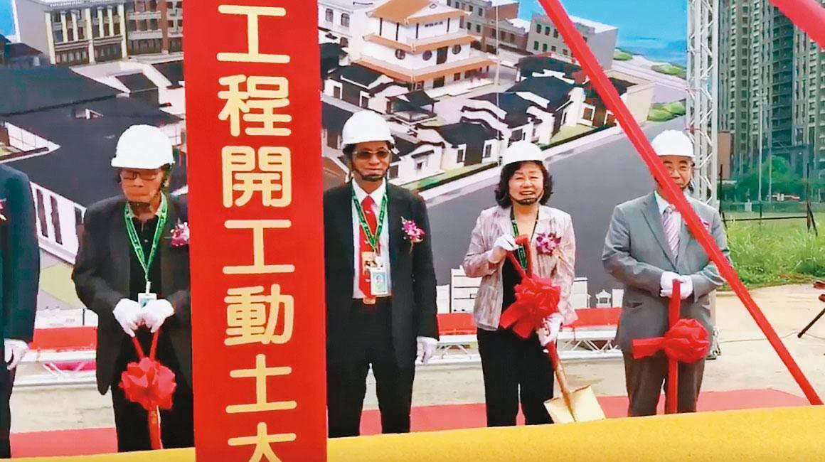 民視影城工程2018年6月風光開工,郭倍宏、王明玉聯袂出席,但郭去年卸任董座後就已停工。(翻攝民視娛樂臉書粉專)