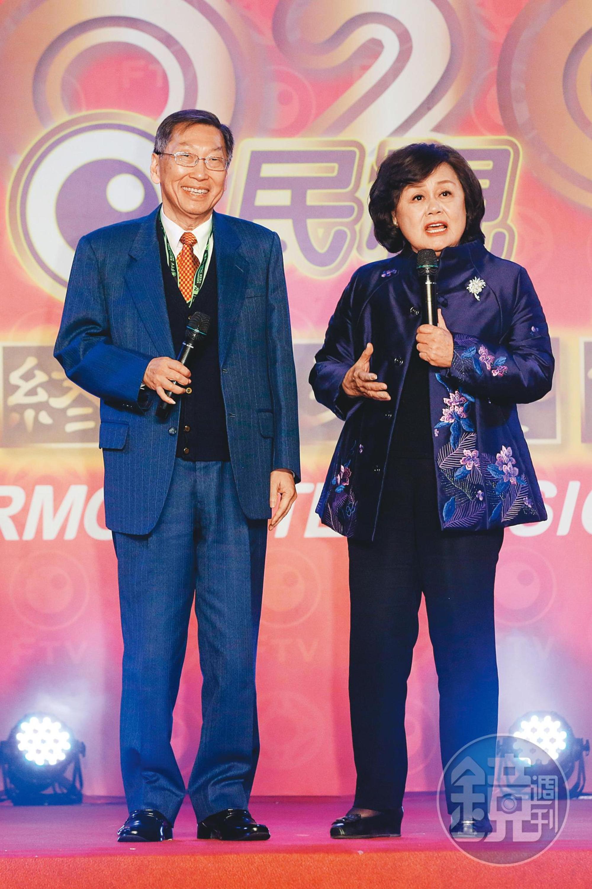 今年1月民視尾牙餐會上,董事長王明玉(右)與總經理廖季方(左)宣布去年業績達標的好消息。