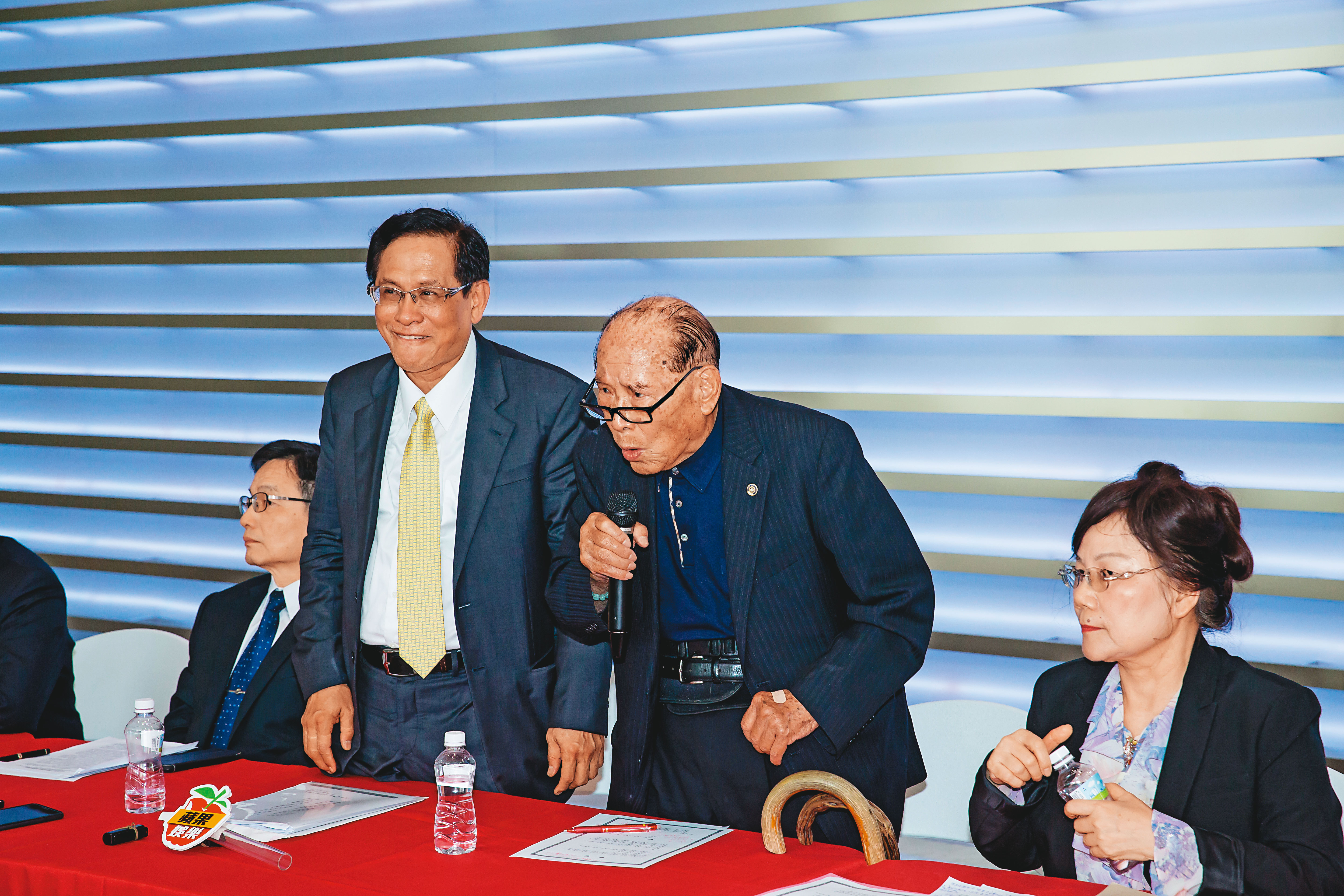 民視前董事長田再庭（右）是力挺郭倍宏（中）的關鍵力量。