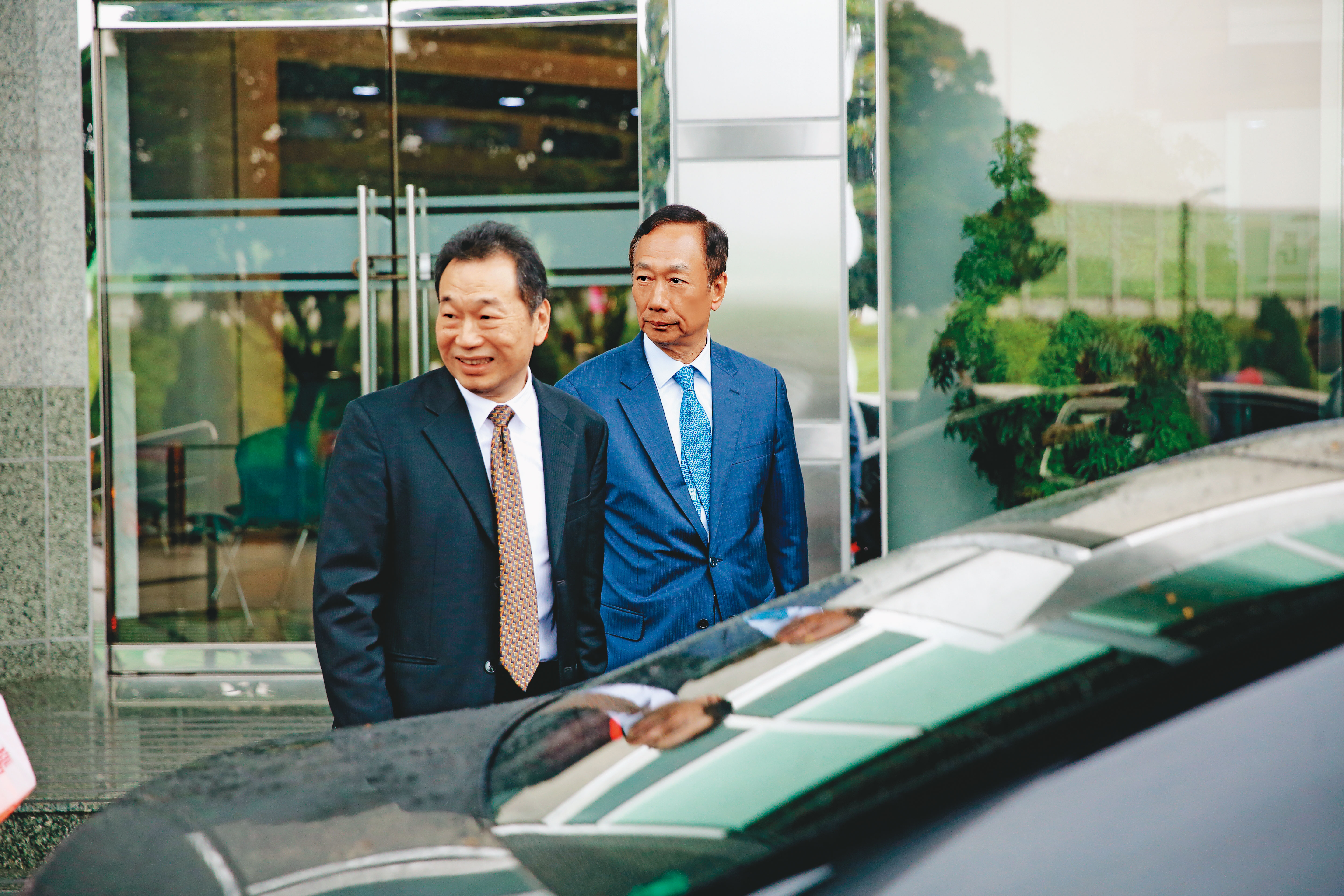 郭台銘（右）為了投資健康醫療事業，2010年邀請吳良襄（左）加入永齡健康基金會擔任副執行長，隨後成立M次集團，又請他擔任負責人。