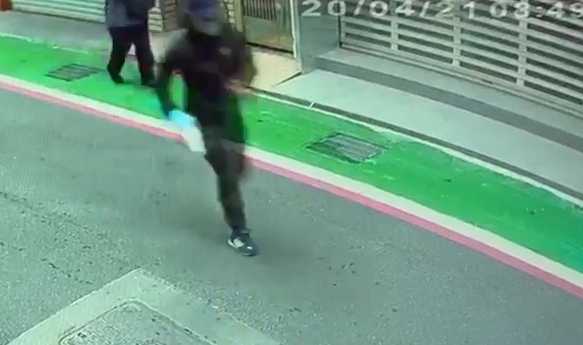 黑衣人潑紅漆後，直接往附近巷弄逃逸。