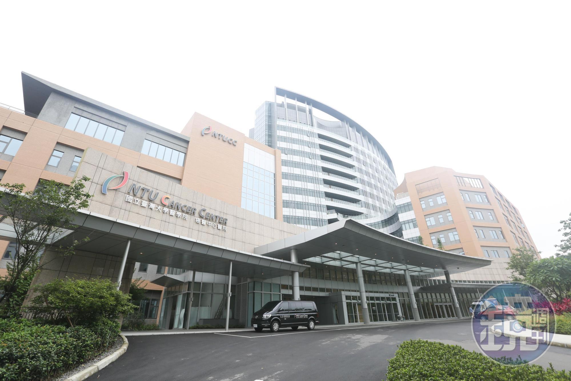 因為前妻與弟弟相繼罹癌過世，郭台銘透過永齡基金會捐贈150億元給台大興建癌症醫院。