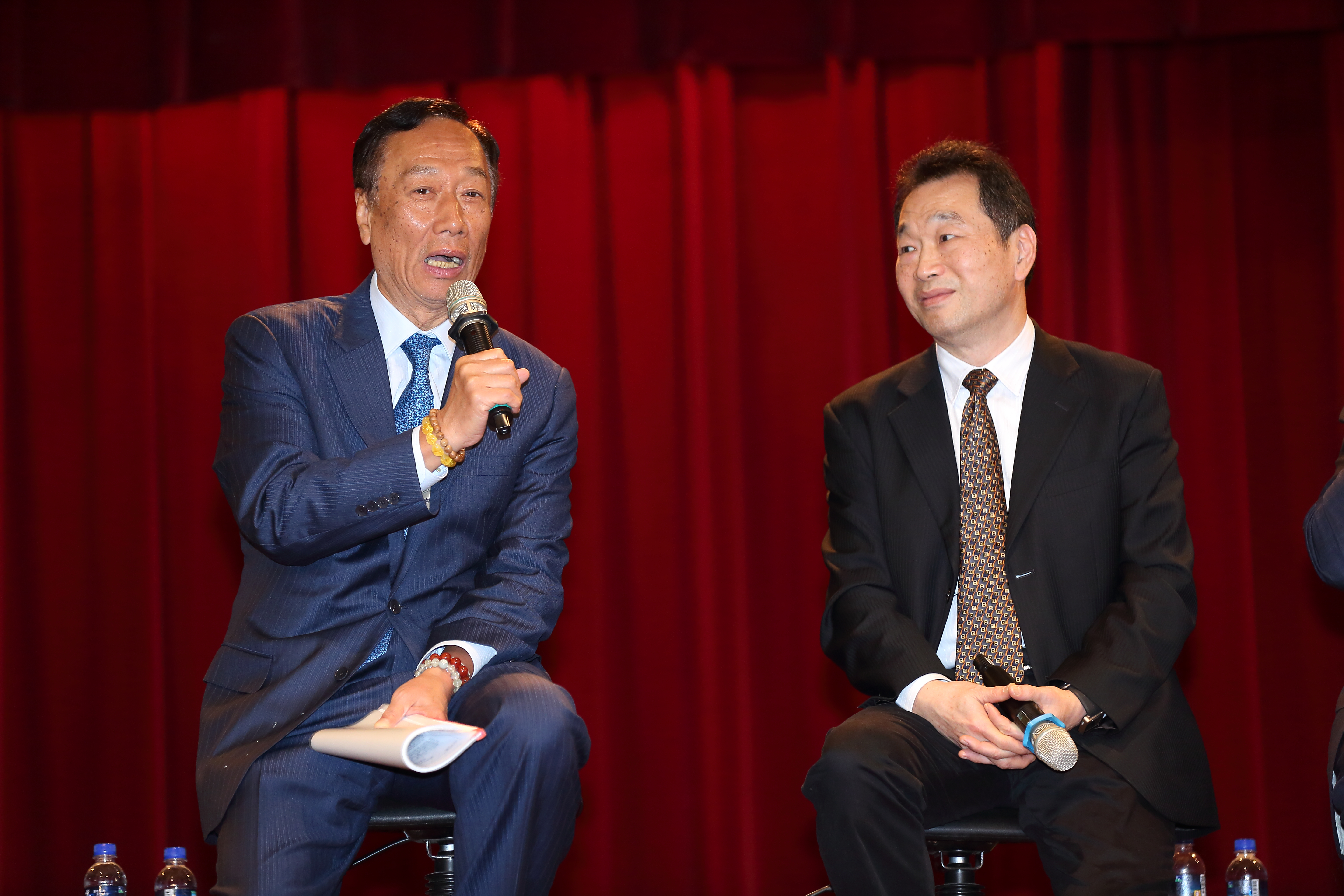 鴻海集團創辦人郭台銘重整檢討健康科技集團經營績效，同樣對曾馨瑩的姊夫吳良襄（右）不假辭色。 