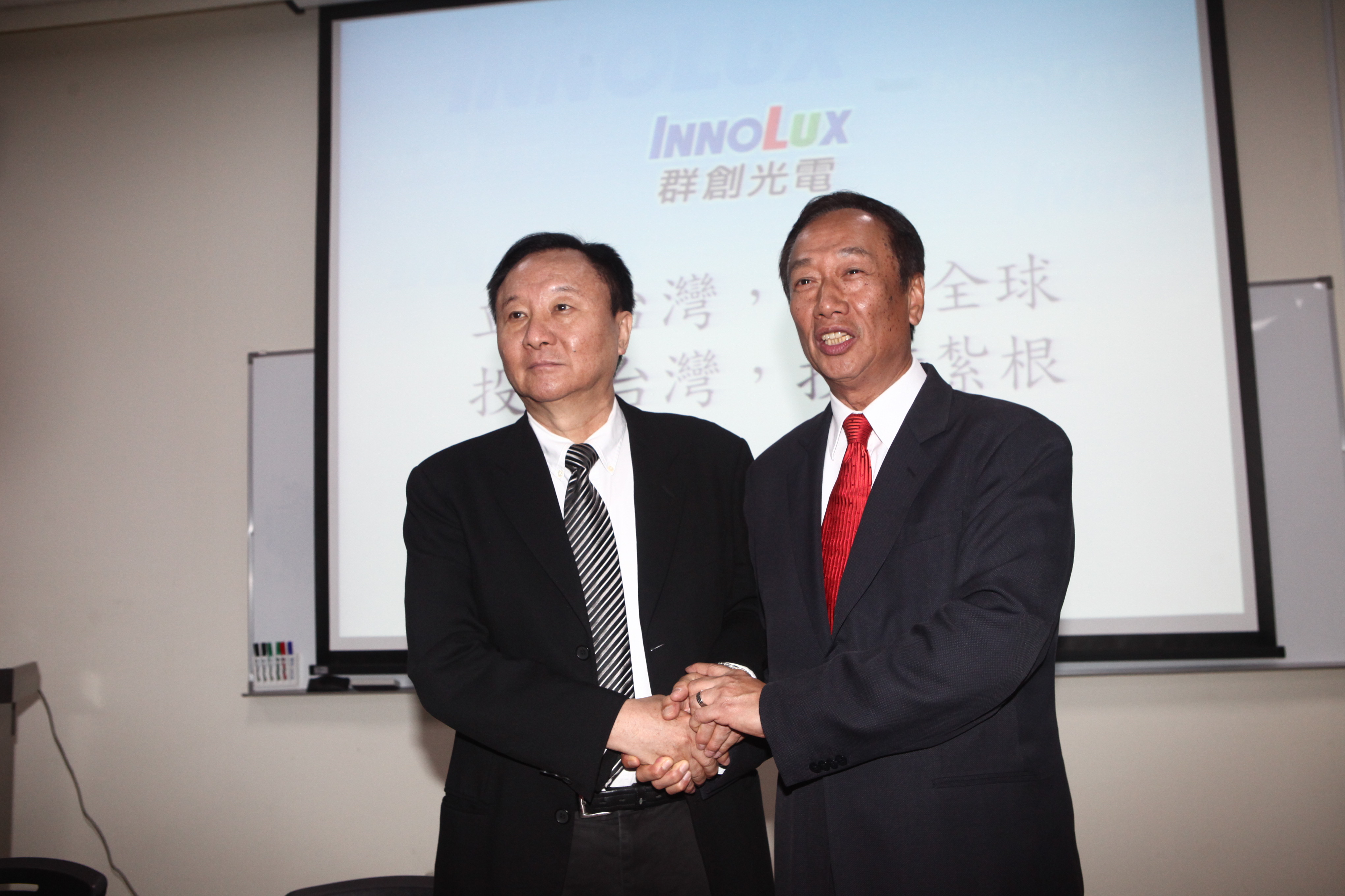 郭台銘（前）想藉此將個人投資的M次集團，徹底跟鴻海集團切割清楚，並循「群創模式」自行掌舵培養出永齡生醫版圖。右為前群創董事長段行建。