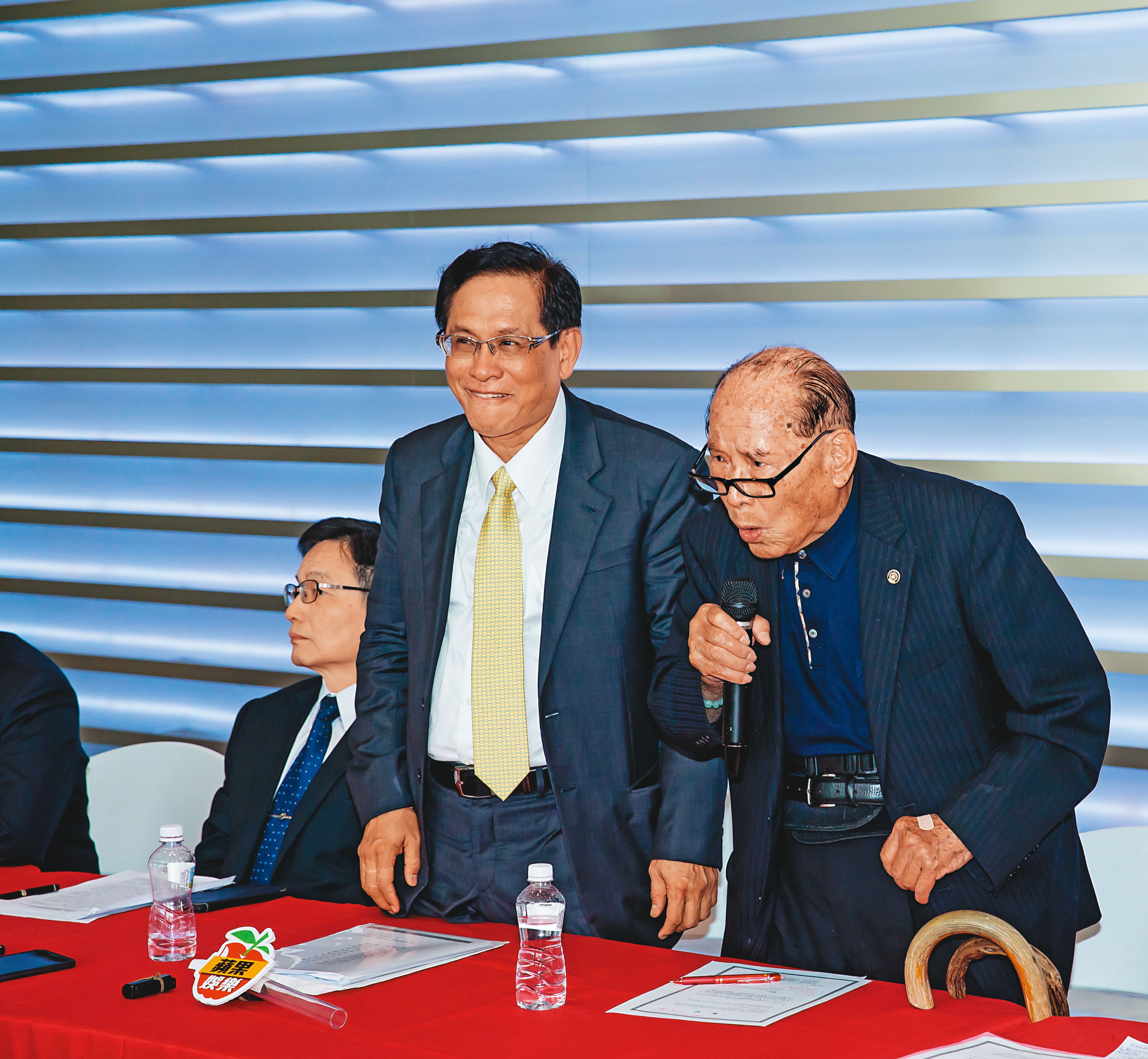 民視前董事長田再庭(右)是力挺郭倍宏(中)的關鍵力量。