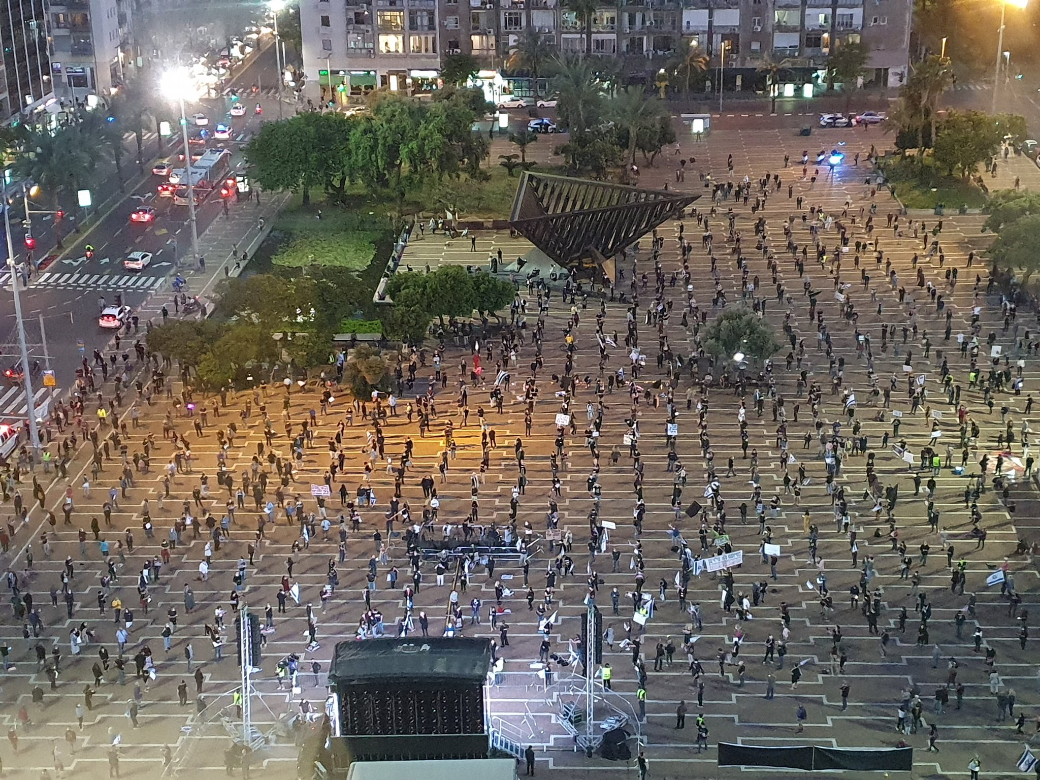 以色列人們上街抗議，不忘保持2公尺的社交安全距離。（翻攝自@MairavZ推特）