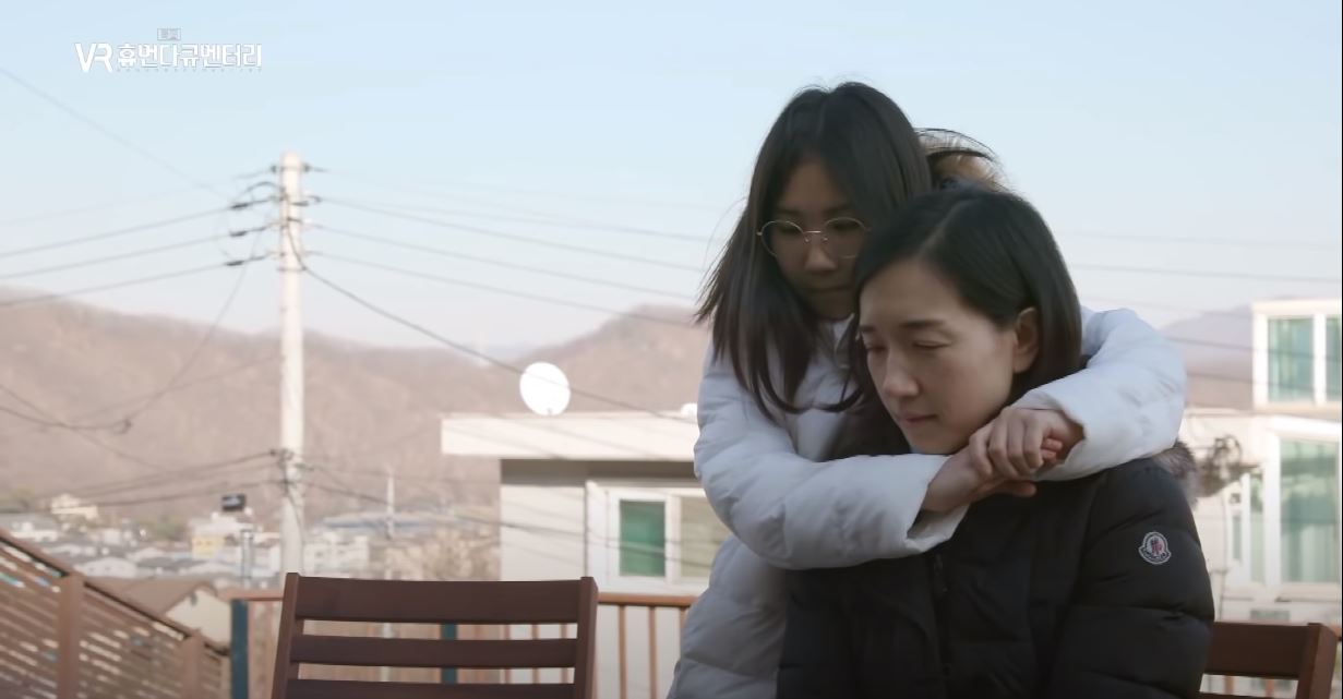 母親智星在紀錄片中說道：「如果有個瘋女人望著天空說話，或是對著天空揮手，那就是我。」（車庫娛樂提供）