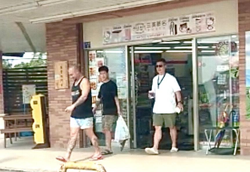 金剛(左)被分手後,被發現現身墾丁街頭。(讀者提供)