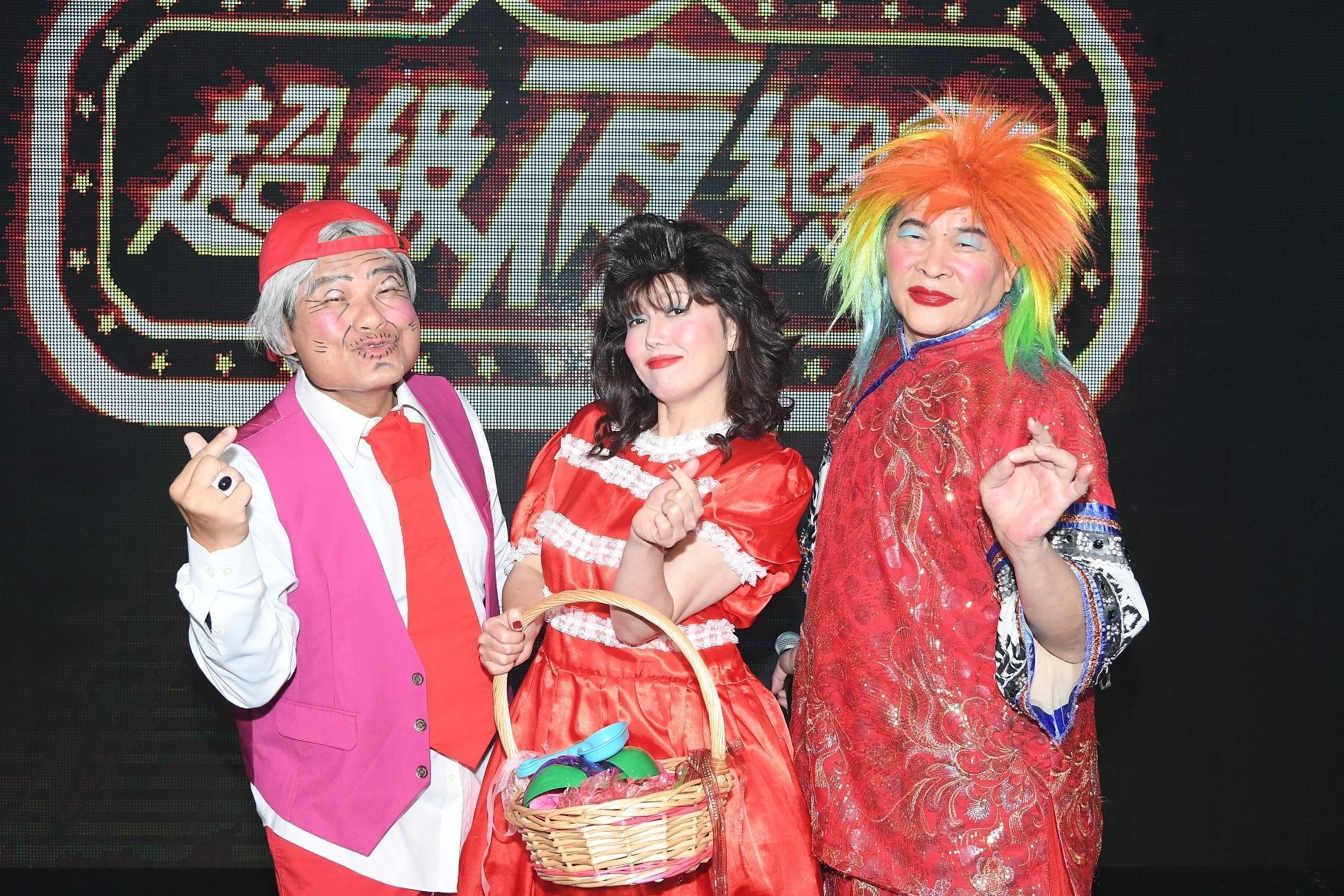 因應疫情影響,澎恰恰(右)、許效舜(左)、苗可麗(中)主持的《超級夜總會》移至棚內錄製。(三立提供)