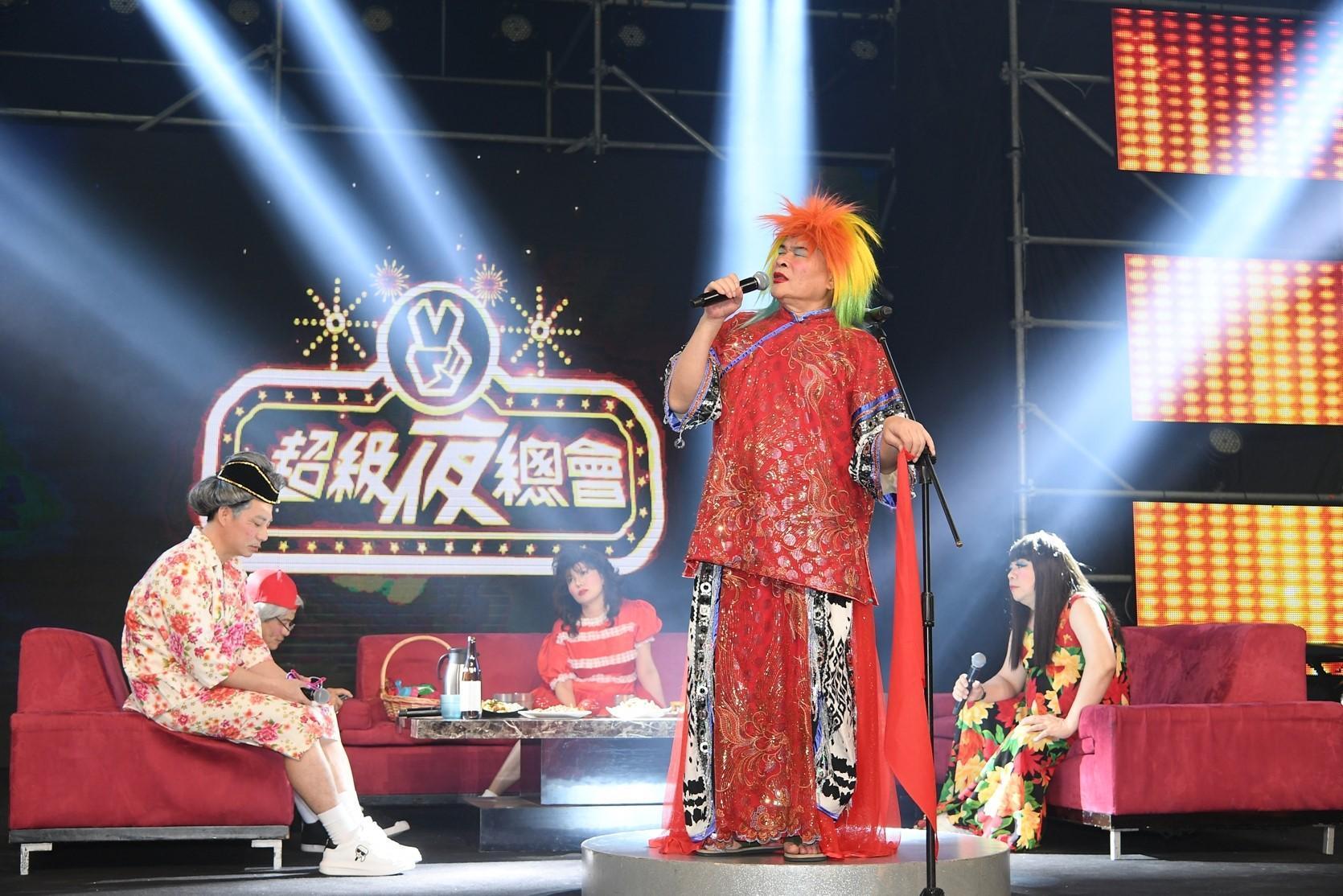 《超級夜總會》移至棚內錄製,主持群終於不需再風吹日曬雨淋。(三立提供)