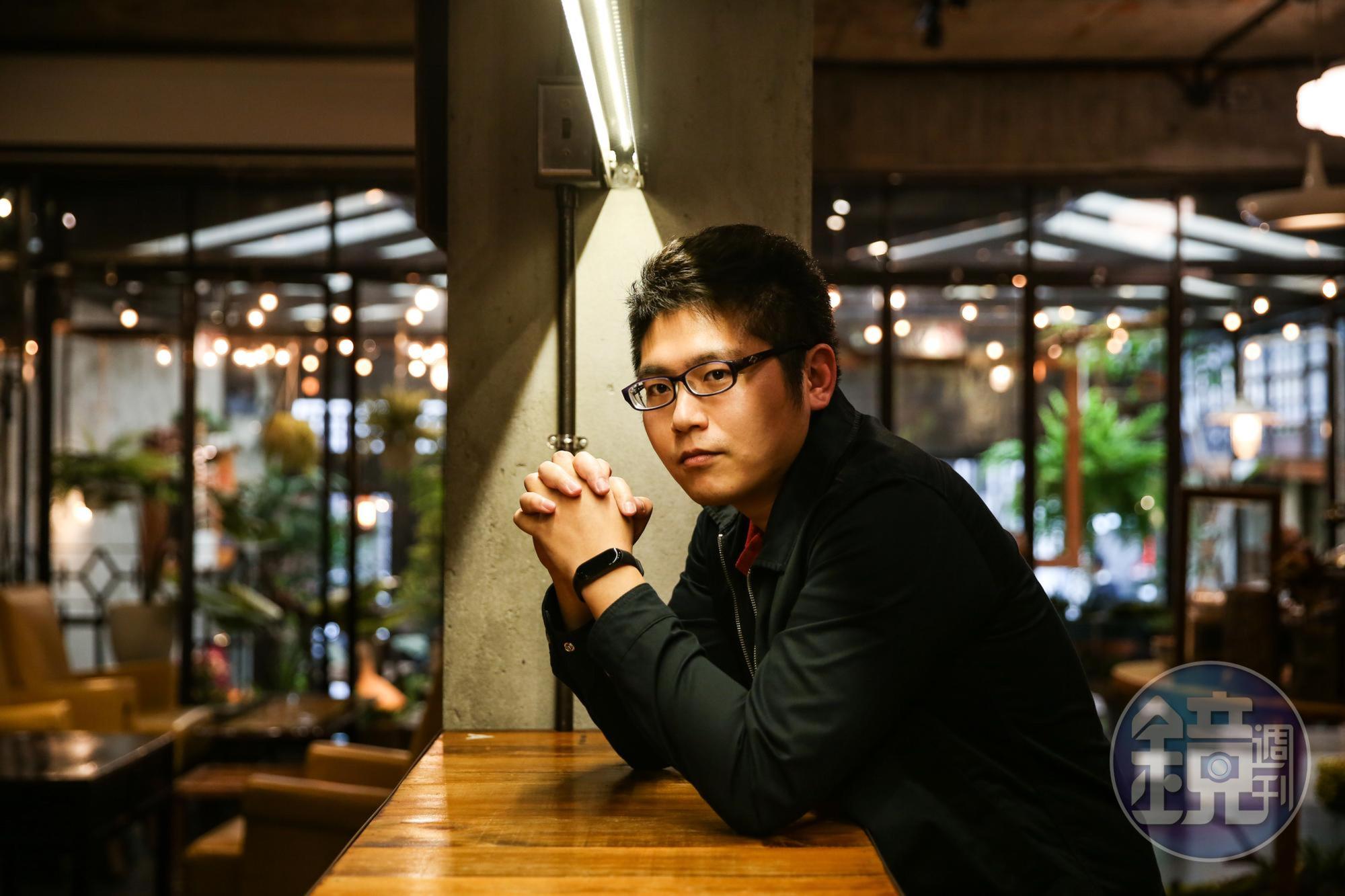 黃唯哲大學念的是電影，問他當初為何不念文學相關？他說：「因為寫作會餓死。」當年遇到《海角七號》熱潮，以為國片要起飛了，才選填電影系，怎知國片還在等待風起。轉了一圈他還是回到小說路上，與鏡文學簽約，辭去劇本企畫工作，專心寫作。