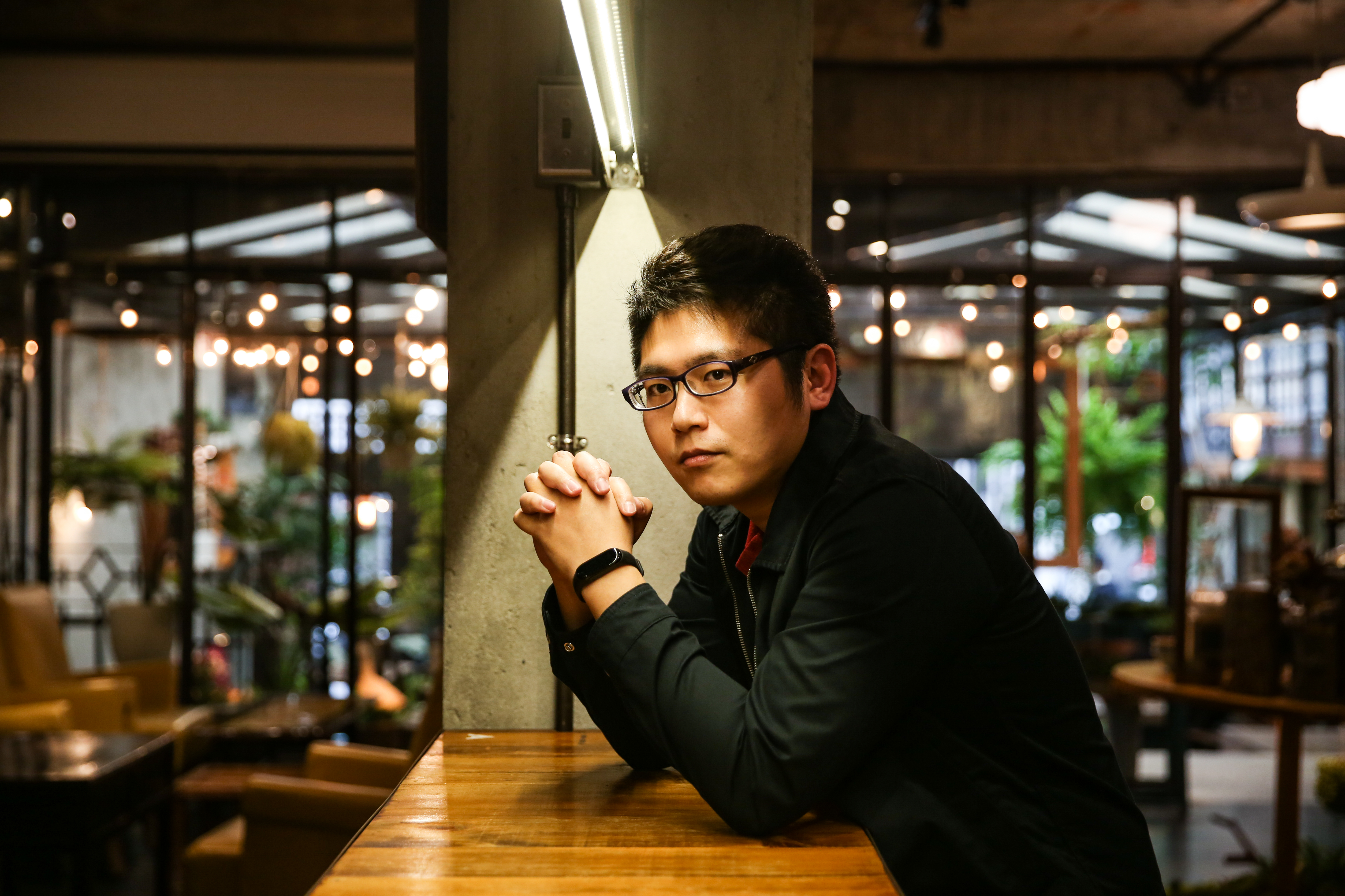 黃唯哲大學念的是電影，問他當初為何不念文學相關？他說：「因為寫作會餓死。」當年遇到《海角七號》熱潮，以為國片要起飛了，才選填電影系，怎知國片還在等待風起。轉了一圈他還是回到小說路上，與鏡文學簽約，辭去劇本企畫工作，專心寫作。