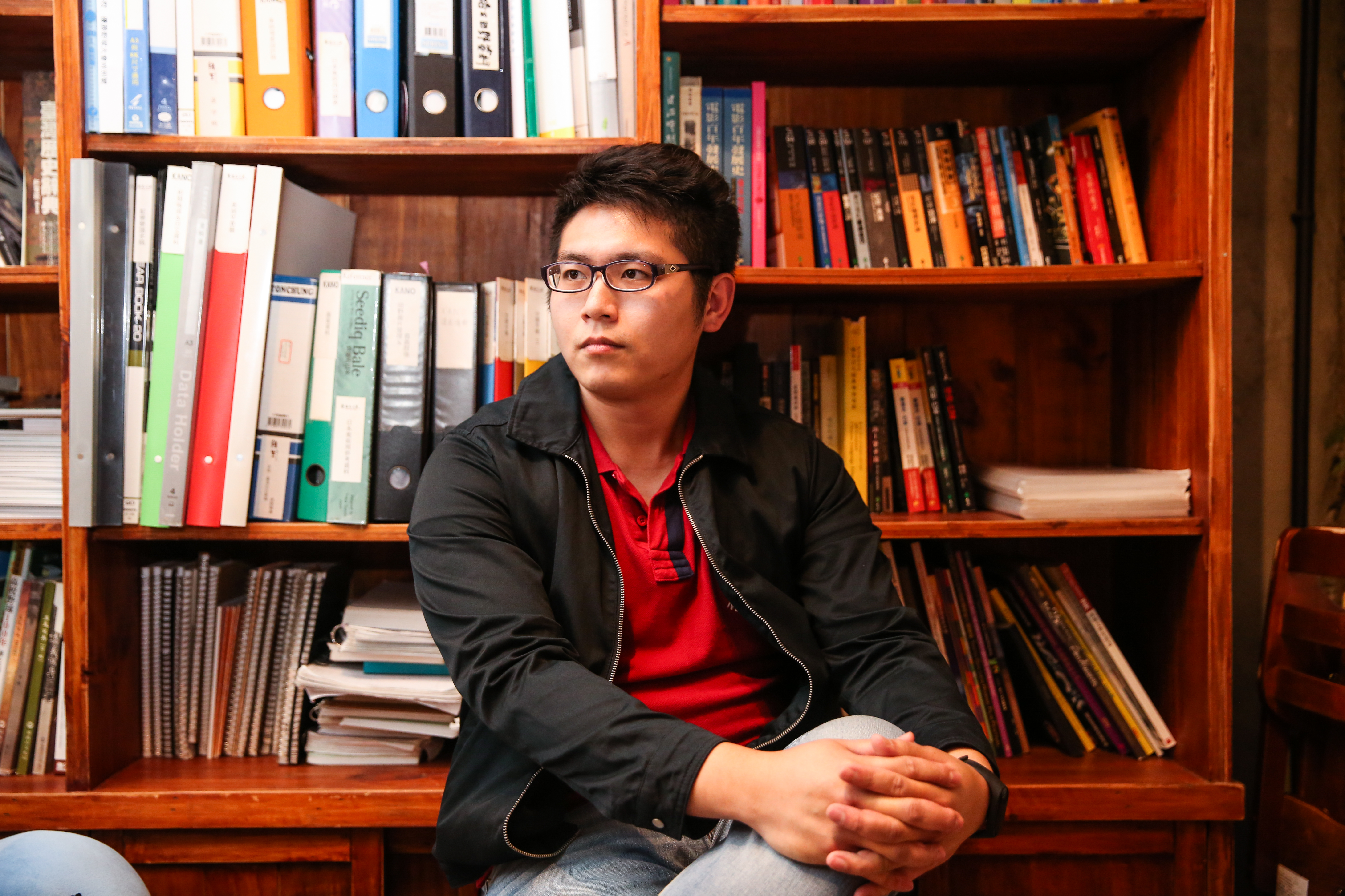 「現實世界太無聊，太多可以預料的事。」所以黃唯哲喜歡寫幻想支配現實的恐懼。