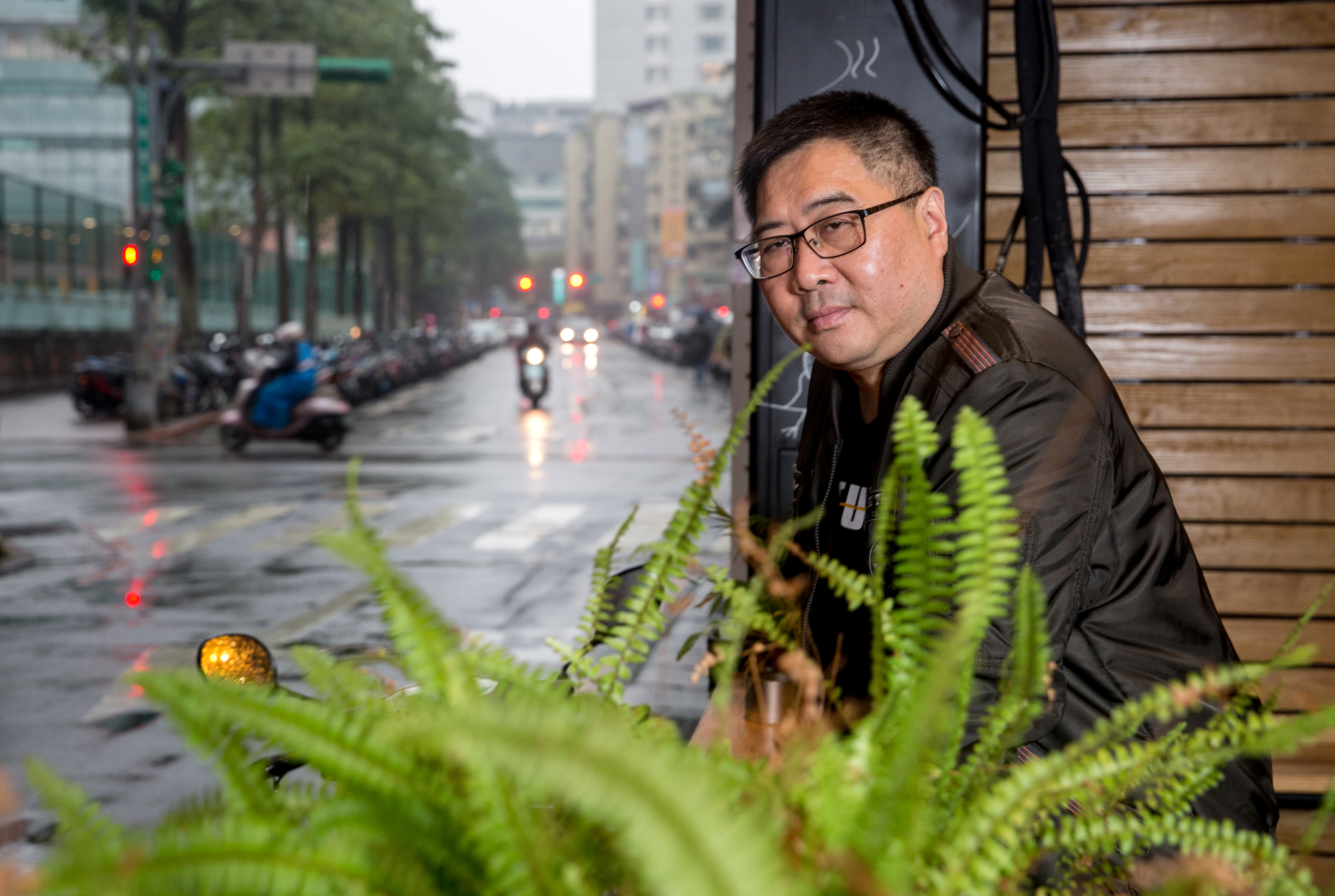 繼《刑警教父》後,《焰口》再度以警察為主角。還會繼續寫警察嗎?林慶祥說:「再一本就差不多了,警察很多值得寫,但不值得寫一輩子。」