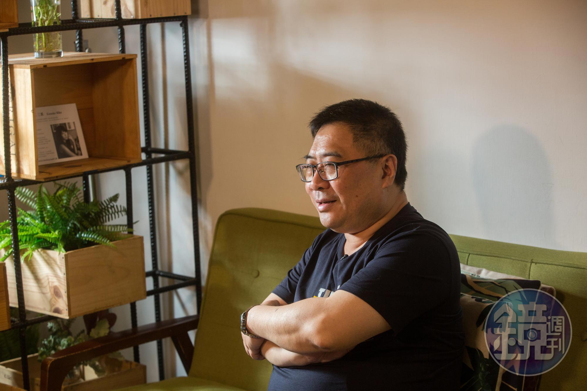 採訪前，林慶祥搔搔頭說：「有點不大習慣，因為以前都躲在攝影師後面。」 