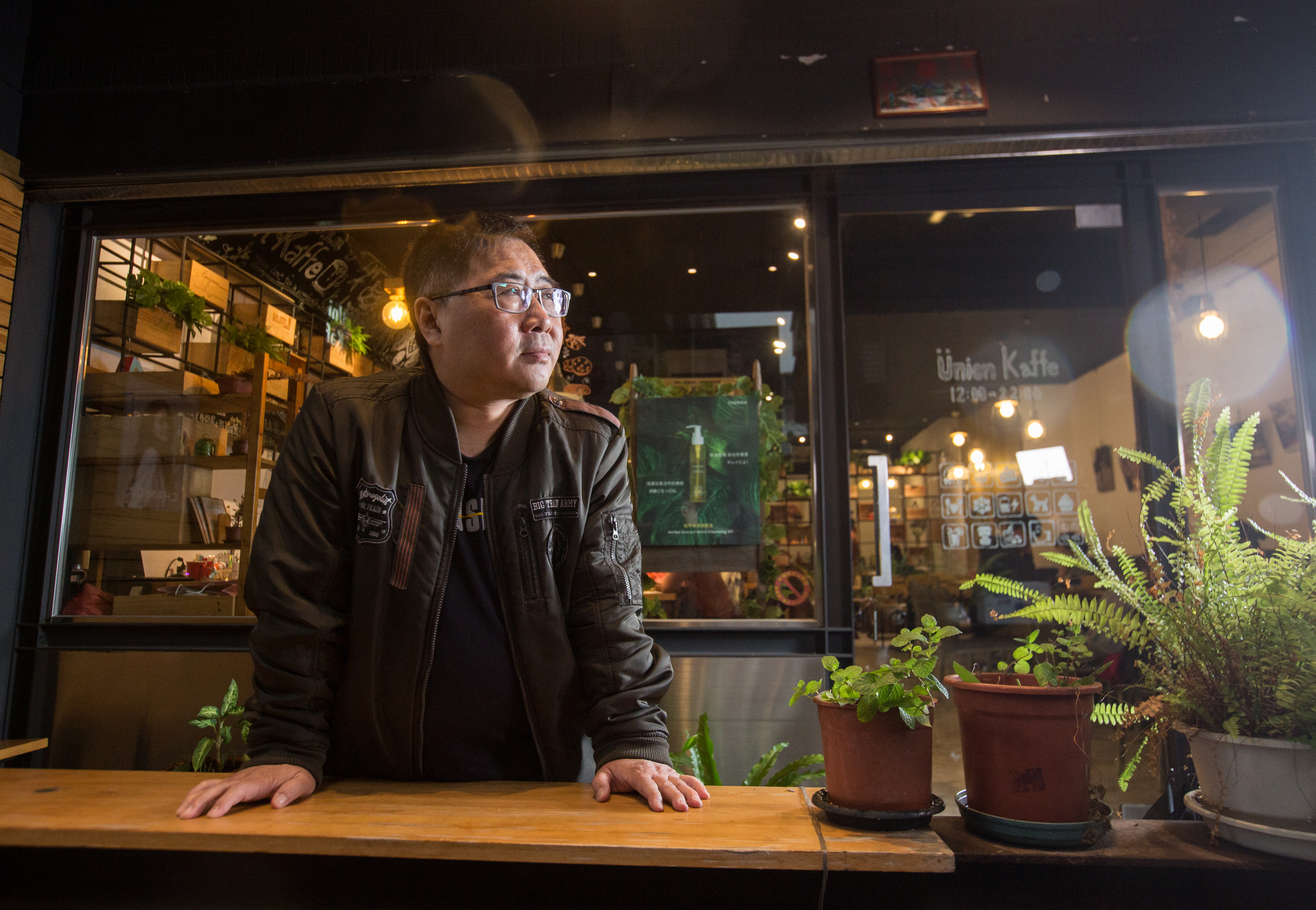 林慶祥看起來海派，隨便開口就是有頭有尾的警察故事，其實內心有文學夢，大學就得過文學獎。