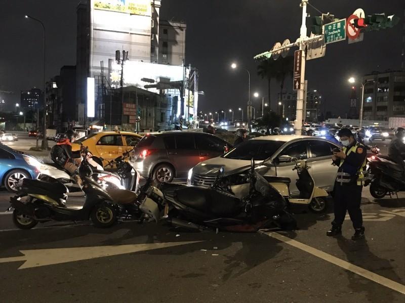 海巡署桃園艦梁姓大副驚傳酒駕，撞倒8台機車傷及6人。（翻攝畫面）