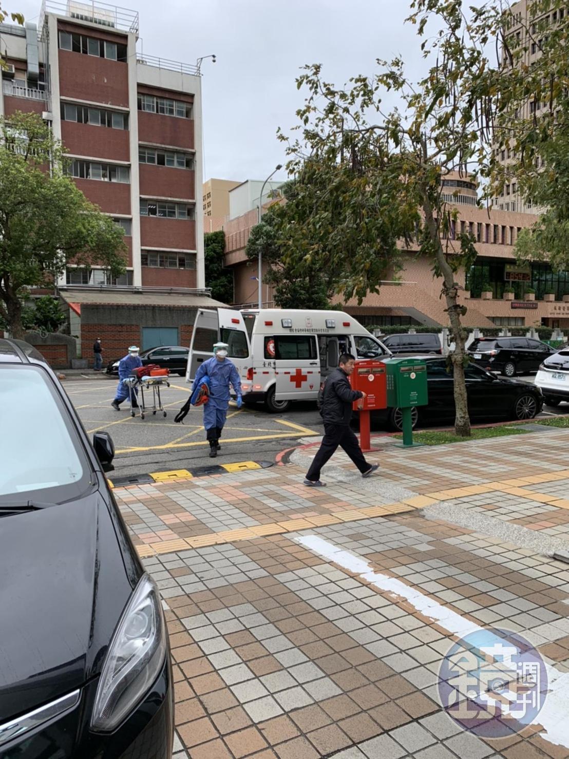 一早就有救護車到立法院中興大樓。(讀者提供)