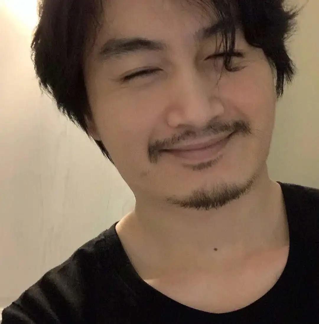 陳曉發自拍照，不修邊幅的頹廢樣嚇壞人。（翻攝自陳曉微博）