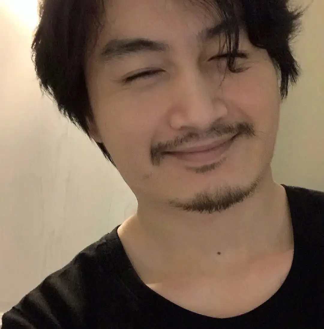 陳曉發自拍照,不修邊幅的頹廢樣嚇壞人。(翻攝自陳曉微博)