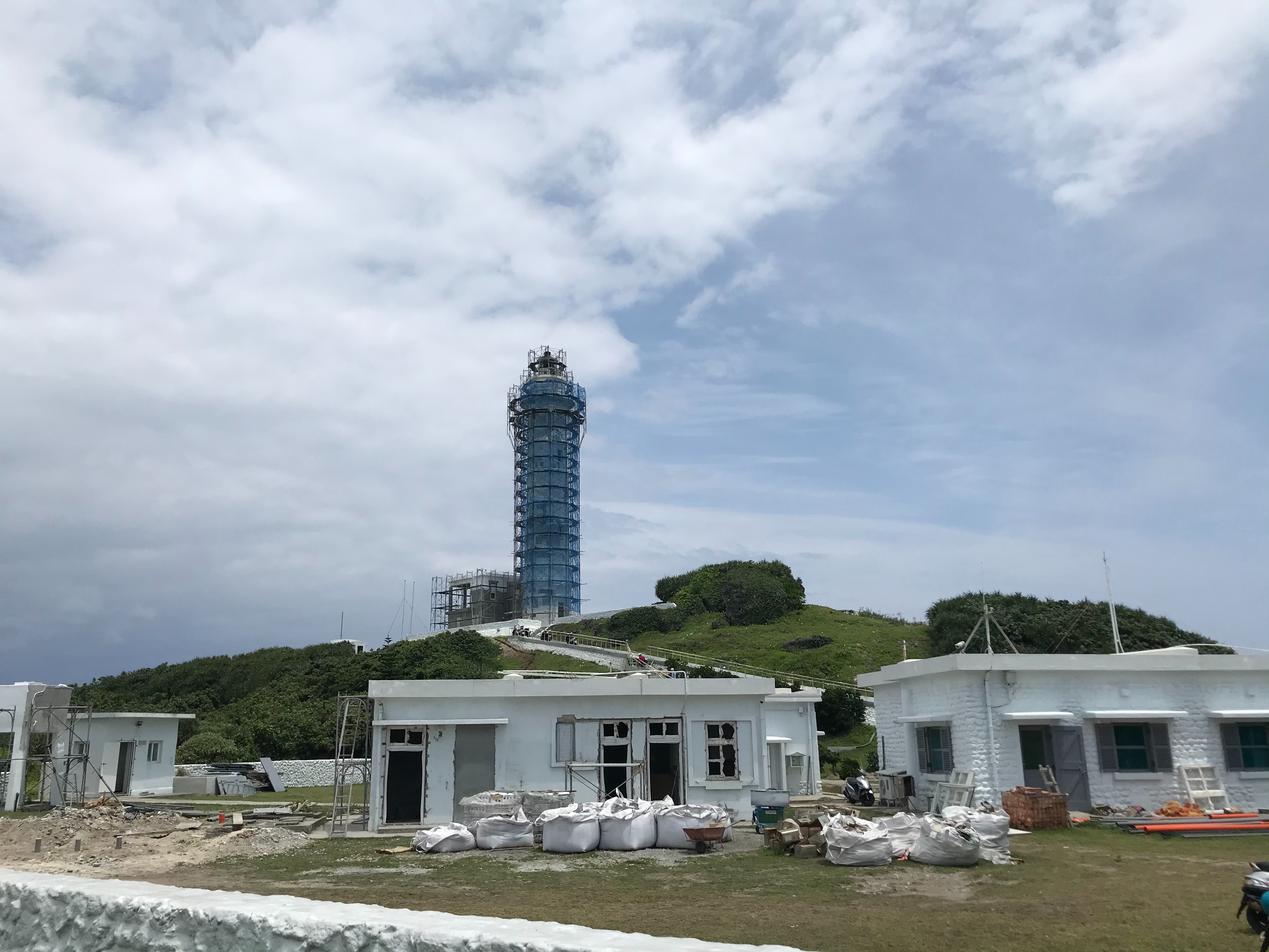綠島燈塔今年進行大規模整修，預計2020年8月完工。（李先生提供）