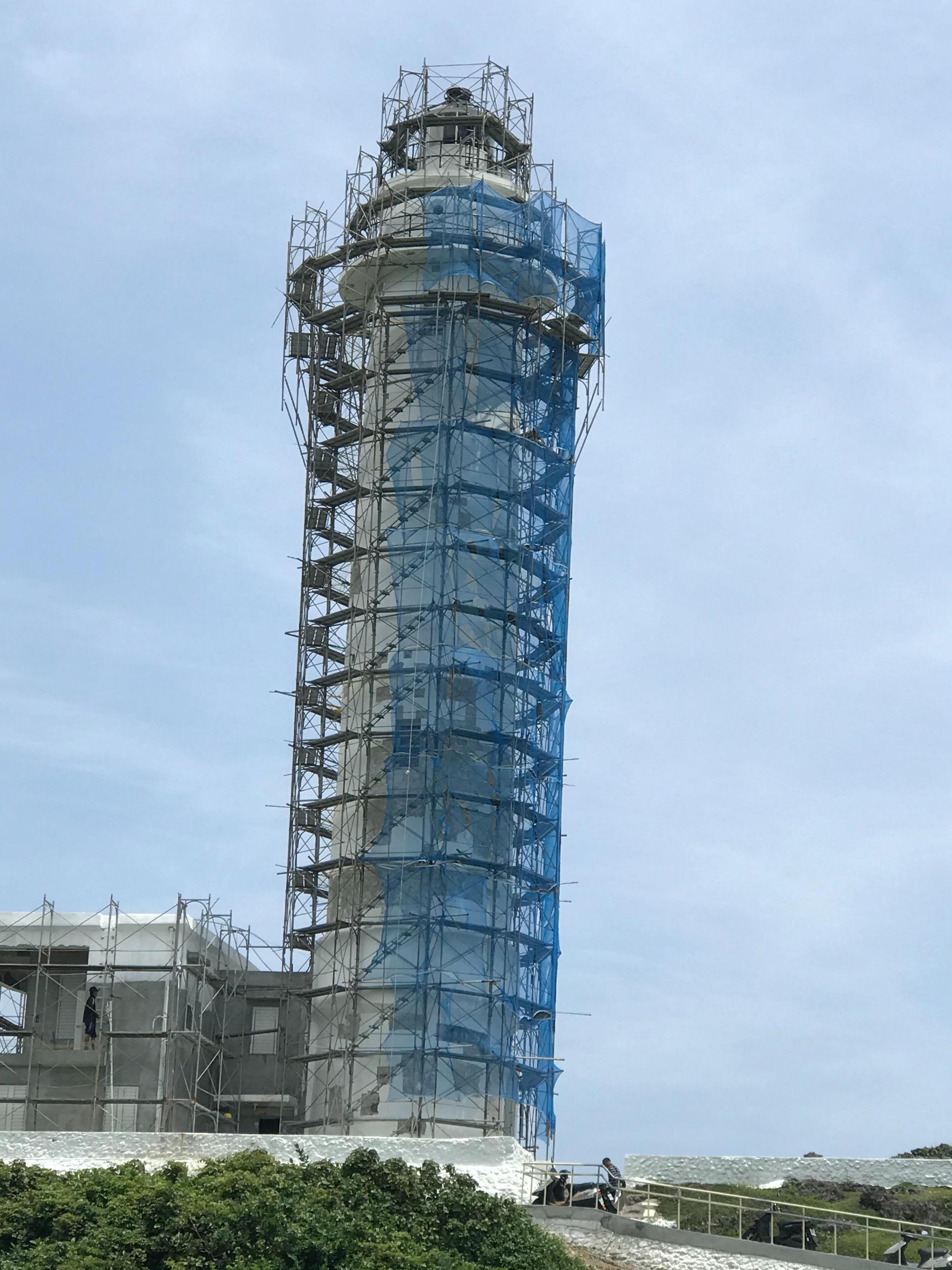 33.7公尺的塔身,進行油漆及防水工程。(李先生提供)