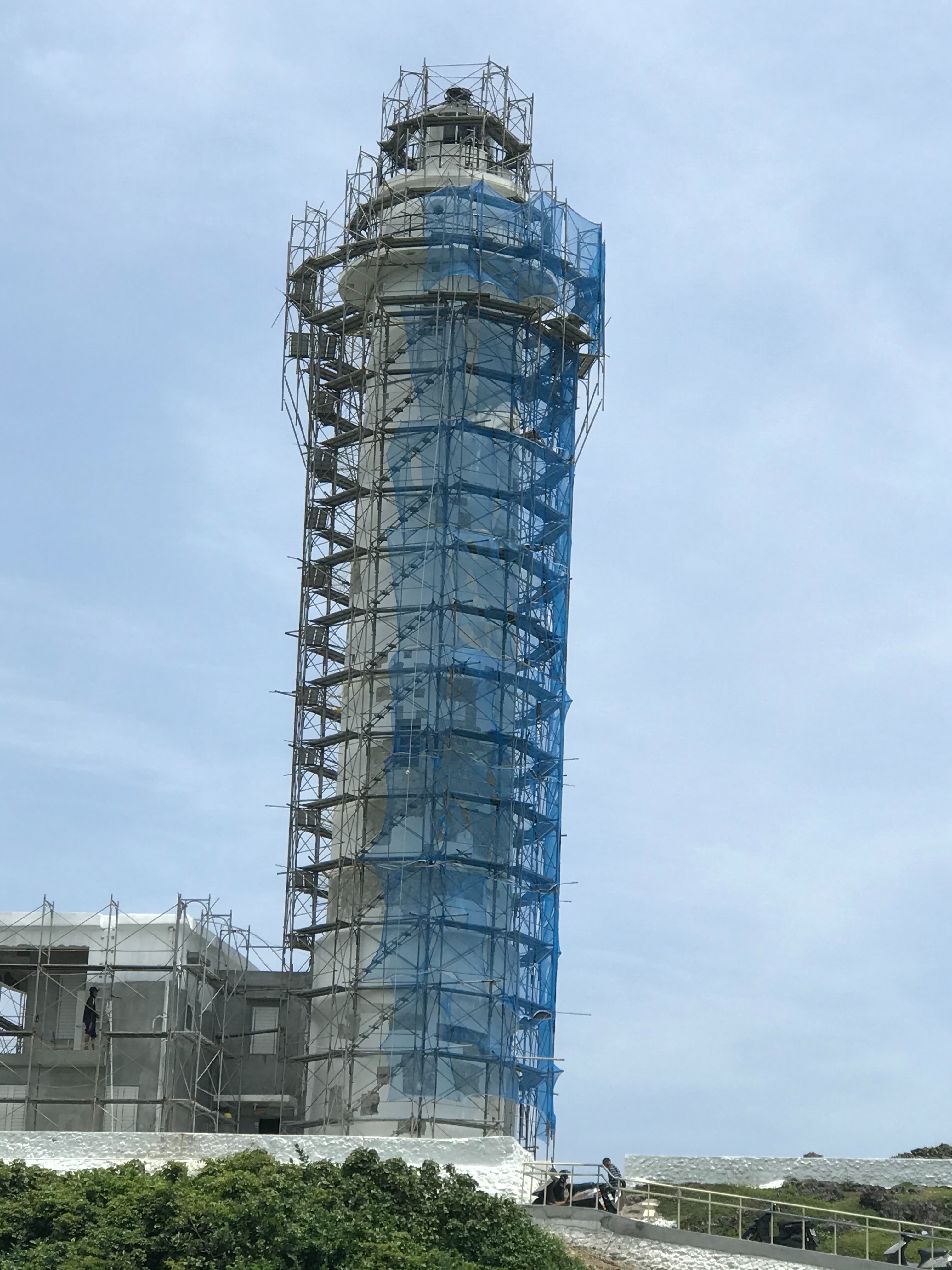 33.7公尺的塔身，進行油漆及防水工程。（李先生提供）