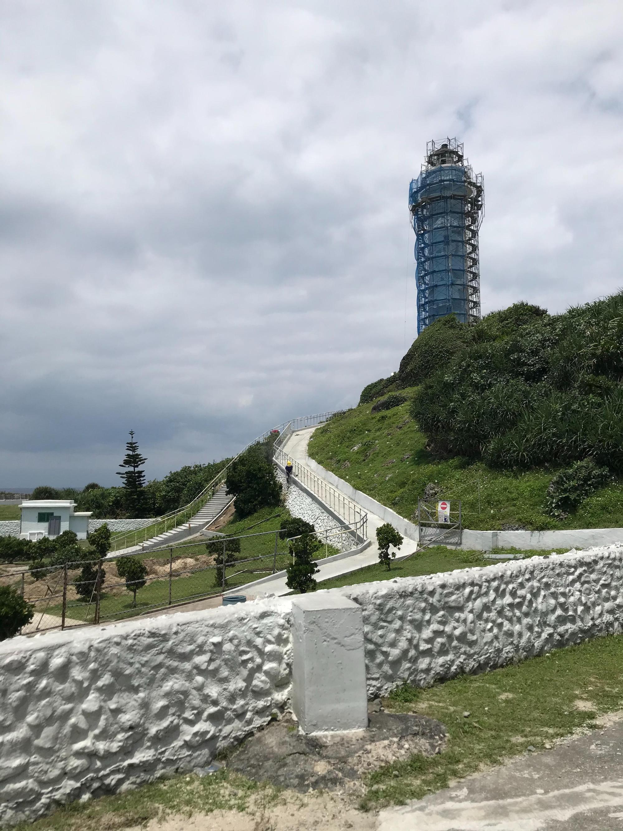 原來的階梯,改成無障礙的斜坡。(李先生提供)