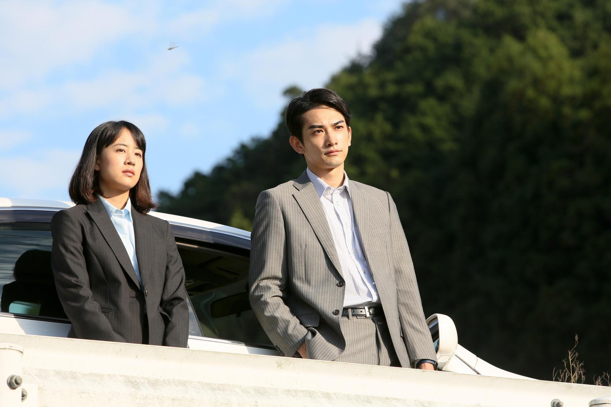 町田啟太在片中與「二階堂家」的千金是青梅竹馬,因此被要求入贅來接掌家業。(華映提供)