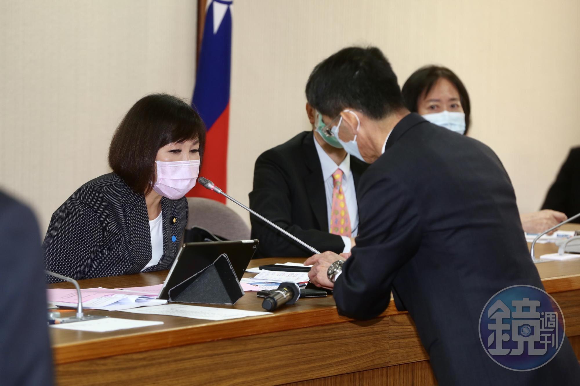 敦睦支隊長陳道輝透過電話,接受國民黨籍召委呂玉玲質詢。
