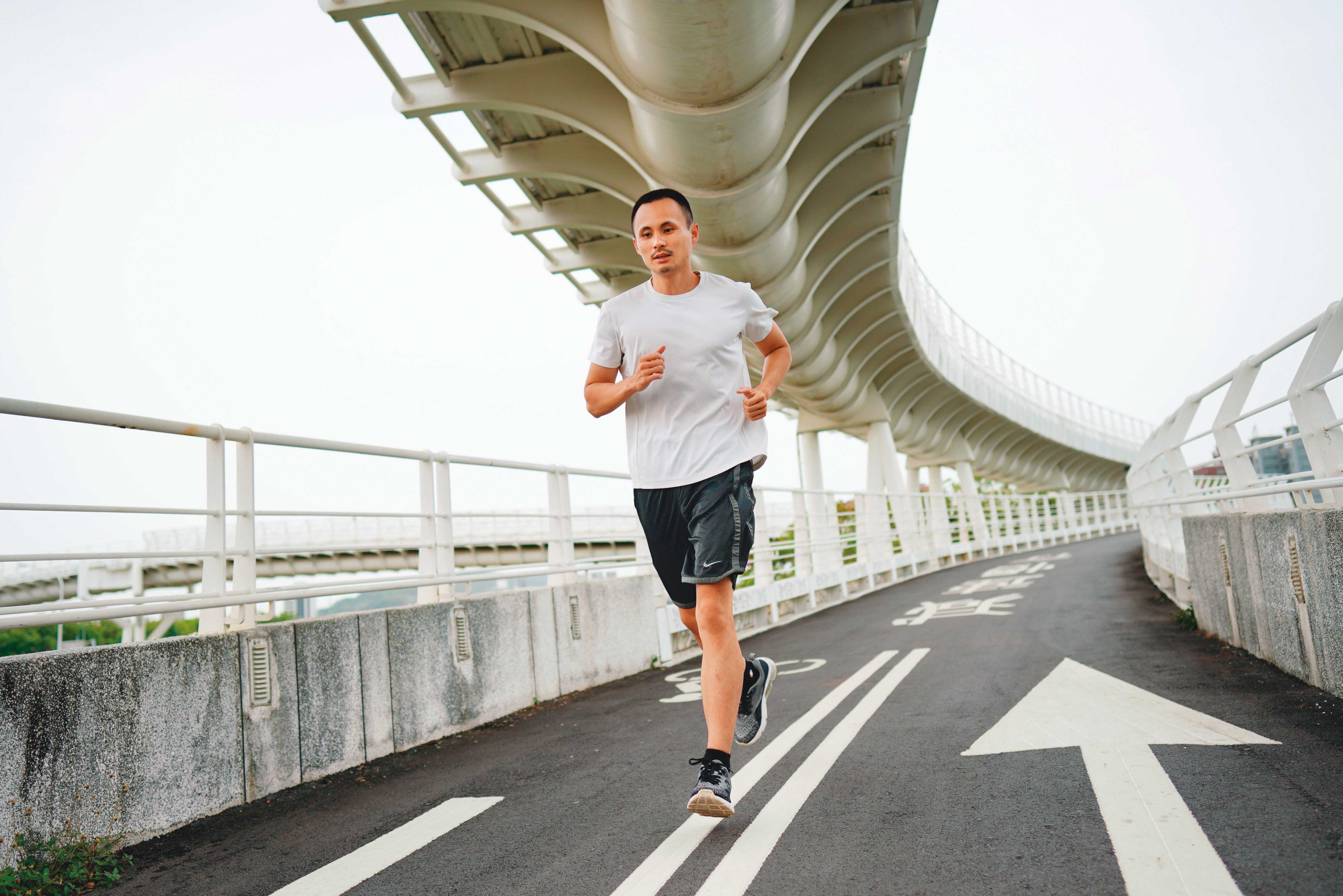 透過每天跑步，阿勳不僅培養耐力，也鍛鍊自己遵循投資紀律。