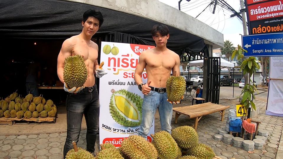 2名打赤膊的男子在清邁一家榴槤促銷榴槤。（翻攝自「กูรู้..โลกรู้ 」粉絲頁）