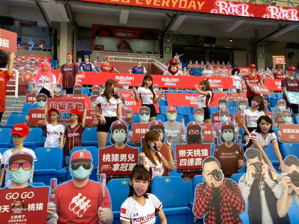 因應武漢肺炎防疫，中華職棒閉門開打。樂天桃猿觀眾席特別布置，讓球員感受到球迷滿滿的支持。（翻攝自Rakuten Monkeys臉書）